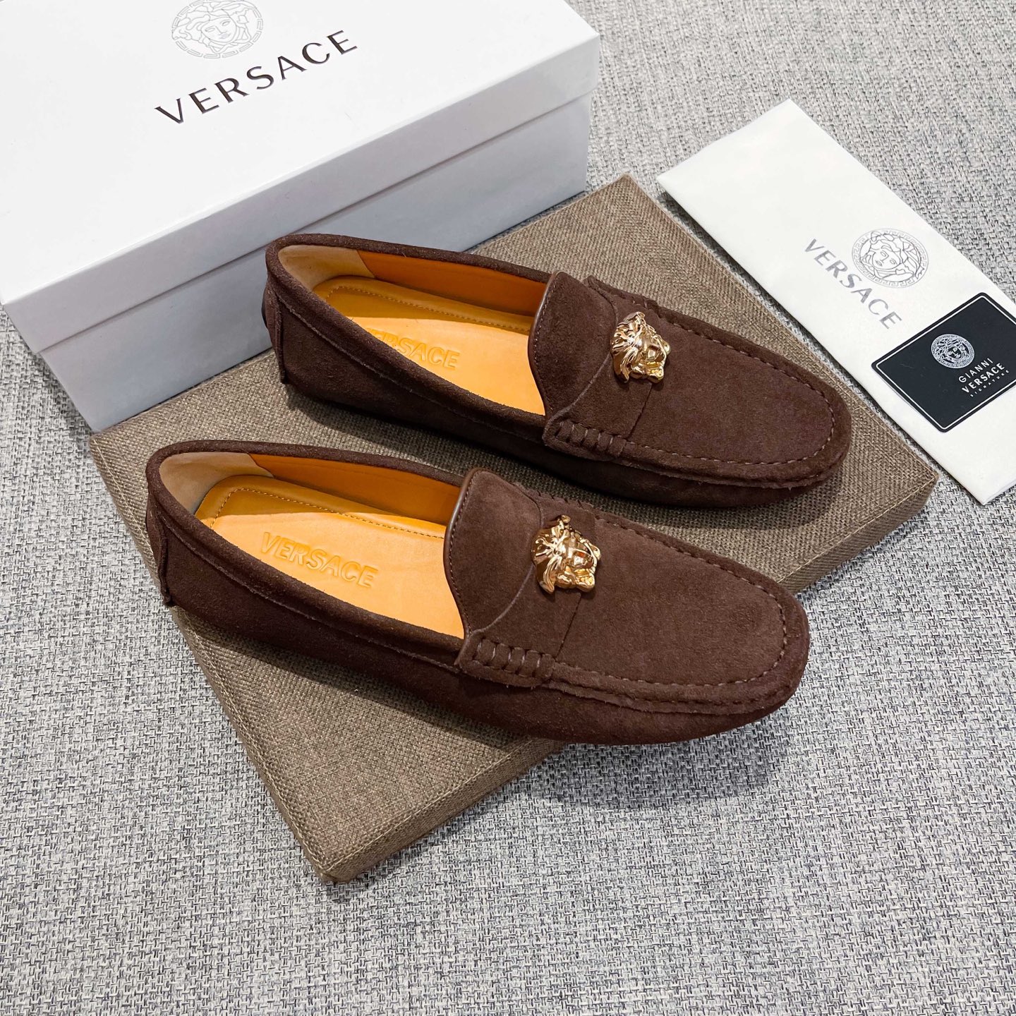 NO:780366,, VERSACE official website debuts Italian men’s trendy high-end beanie shoes, official website 11 original replica!  The upper is made of imported cow suede leather, the first layer is sweat-absorbent and comfortable, and the lining (real material) is not stained. The original rubber outsole is non-slip and wear-resistant. It has unique beauty in design and is super versatile. Fashionable without losing trend, high-end without losing taste, absolute focus. Men's favorite, color: black, blue. Standard code 37-47, versace, cowhide19860909,VERSACE官网首发意大利男士潮流高端豆豆鞋,官网11原版复刻！鞋面进口头层牛反绒牛皮,头层吸汗舒适牛里(真材实料)不染色,原版橡胶大底,防滑耐磨,设计上有独特的美,超级百搭.时尚不失潮流,高档不失品味,绝对的焦点 ,男士的最爱、颜色:黑色、蓝色.标准码37-47,,versace,cowhide,Men's shoes