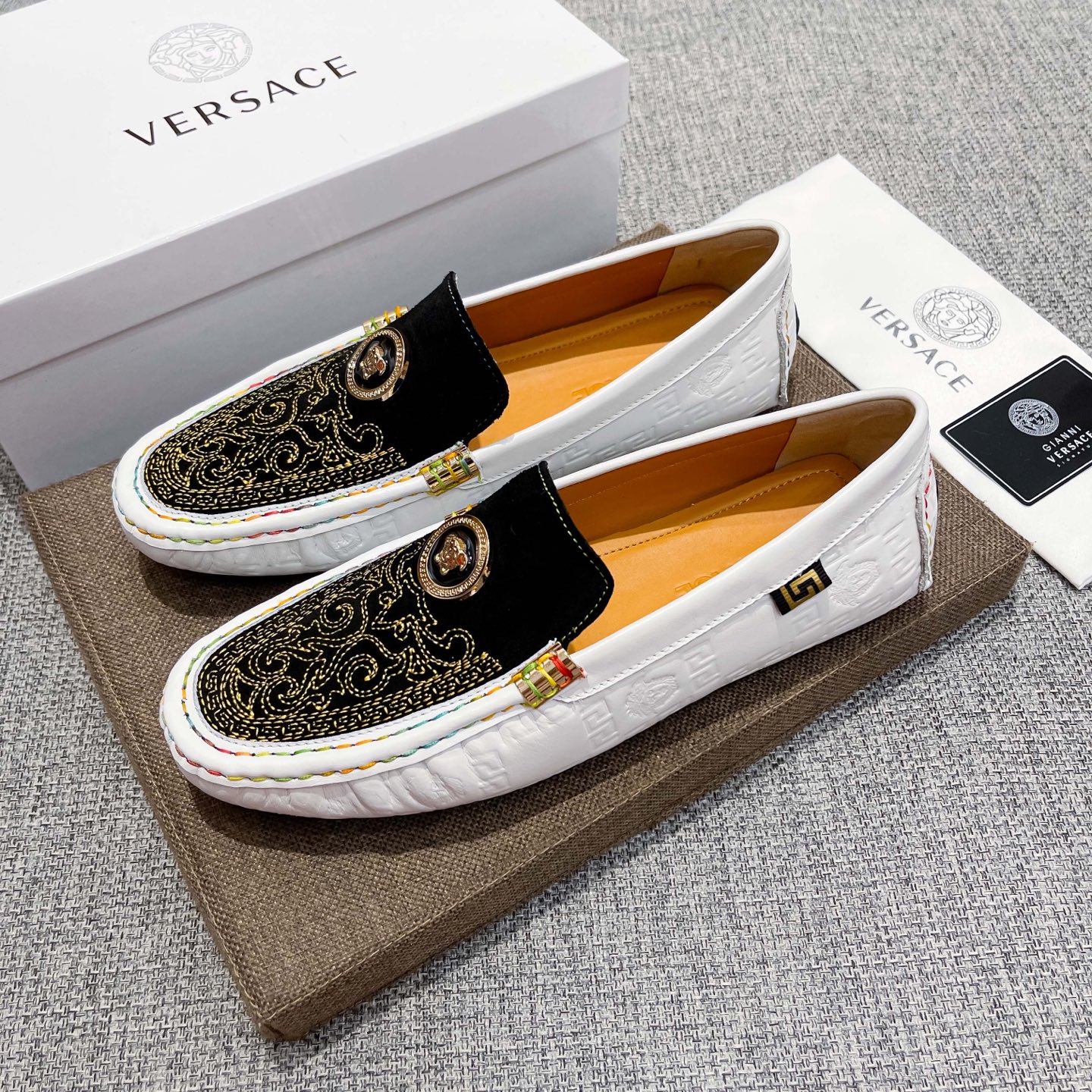 NO:897920,(actual price) [VERACE] Versace official website men's high-end casual shoes for all seasons, the latest elements are trending around the world, the official website is hot selling, original version, hot sale at the counter, upper imported from Italy original first-layer cowhide with sexy Mesa head embroidery, original non-slip outsole, comfortable, breathable and sweat-absorbent cowhide foot pads (real material), comfortable and quality speaks for itself, giving people double face. Standard code 37-45,,versace,cowhide19860909(实价)【VERACE】范思哲官网男士四季休闲高端豆豆鞋,最新元素潮爆全球,官网火爆热卖,原版版本,专柜爆款,鞋面意大利进口原版头层牛皮性感美灶莎头像刺绣,原版防滑大底,舒适透气吸汗牛里垫脚(真材实料),舒适以质量说话,送人双倍面子 标准码37-45,,versace,cowhide,Men's shoes