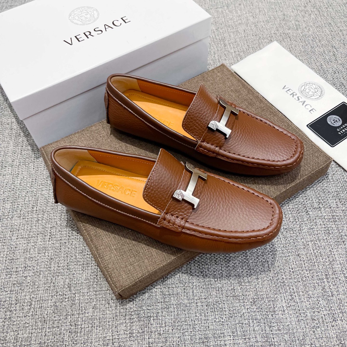 NO:756185,Actual price, new model from Versace's official website flagship store, original cowhide leather upper + sexy beauty Zaosha avatar, men's favorite, comfortable and breathable cowhide lining (real material), original imported wear-resistant rubber sole, [Cool] [Proud] using exquisite craftsmanship, the upper is beautiful and luxurious, a good product for men, the exquisite and simple upper shows the low-key elegance of the brand  Elegant, suitable for all seasons wardrobe, whether you are concentrating on work, spending leisure time with your family, or experiencing an elegant lifestyle in the city or the countryside, this series can show true masculine charm. [Applause][Cool][Struggle] Standard code 37～47,,versace,cowhide19860909实价,范思哲官网旗舰店新款,鞋面原版牛皮+性感美灶莎头像,男士的最爱,舒适透气牛里(真材实料),原版进口耐磨橡胶底,[酷][得意]采用精湛工艺,鞋面好看奢华,男士心备佳品,精致简单鞋面尽显品牌低调优雅,适合四季衣橱,无论是专心致志地工作,与家人共度闲暇时光,还是在城市或乡间体验高雅的生活方式,该系列均可彰显真正的男性魅力.[鼓掌][酷][奋斗]标准码37～47,,versace,cowhide,Men's shoes