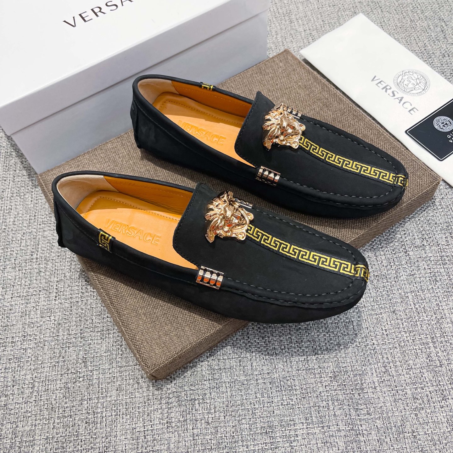 NO:888797,(actual price), VERACE, the first layer of the upper is Italian original suede cowhide + sexy Medusa avatar, the inside of the first layer is sweat-absorbent and the first layer is cowhide (real material), the original imported wear-resistant rubber sole, produced on the official website, a good product for men, using exquisite craftsmanship. Comfortable to wear. Exquisite.  Generous and elegant design, whether you are concentrating on work, spending leisure time with your family, or experiencing an elegant lifestyle in the city or countryside, this series can show true masculine charm. [Applause][Cool][Struggle] Standard code 37～47,,cowhide19860909(实价),VERACE,鞋面头层意大利原版头层反绒牛皮+性感美杜莎头像,头层内里吸汗头层牛里(真材实料),原版进口耐磨橡胶底,官网出品,男士心备佳品,采用精湛工艺.穿着舒适.精致大方,优雅设计,无论是专心致志地工作,与家人共度闲暇时光,还是在城市或乡间体验高雅的生活方式,该系列均可彰显真正的男性魅力.[鼓掌][酷][奋斗]标准码37～47,,cowhide,Men's shoes