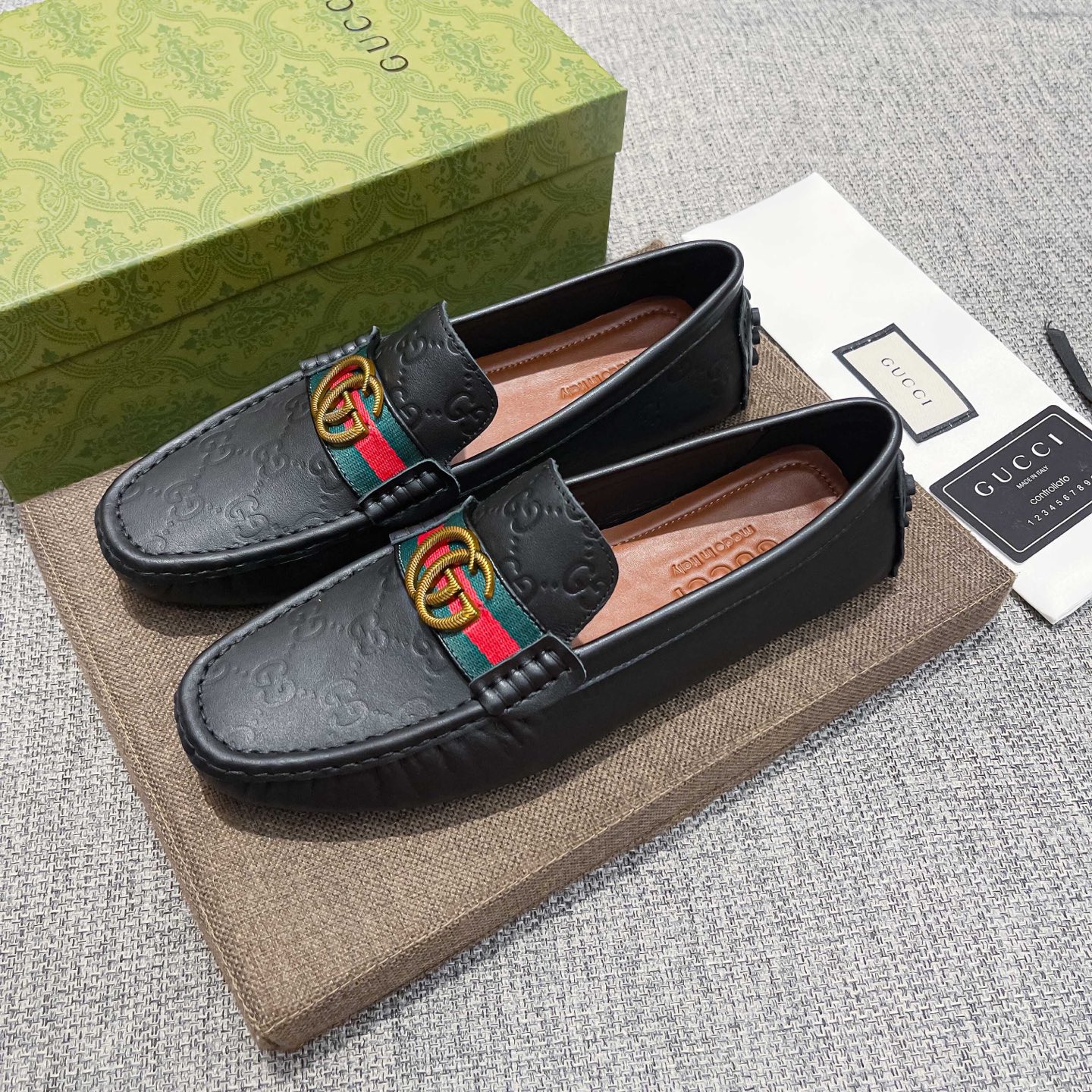 NO:780412,(actual price), [GUCCI] Gucci's official website's original new high-end business and casual driving shoes, a popular model among Italian supermodels and aristocrats, a leader in the fashion industry, unsurpassed, the same style as the stars, the upper is made of imported original cowhide + original cowhide (real material), the French palace-level distinguished model is priced at 19,918 Swiss francs, this model is a Paris Fashion Week catwalk model, a brand can be deeply rooted in the heart  , a pair of shoes can also make you linger, wearing it is not only noble, but also a standard of aura 37-47,, gucci, cowhide19860909（实价),【GUCCI】 古奇官网原版新款高端商务休闲驾车豆豆鞋,意大利名模贵族们爆款,时尚界的佼佼者,无可超越,明星同款,鞋面采用进口原版牛皮+原版牛里(真材实料),法国殿堂级尊贵款售价19918瑞士法郎,此款是法国巴黎时装周走秀款 ,一个品牌可以深植内心 ,一双鞋也可以让你流连忘返,穿出的不仅仅是尊贵,更是一种气场标准37-47,,gucci,cowhide,Men's shoes