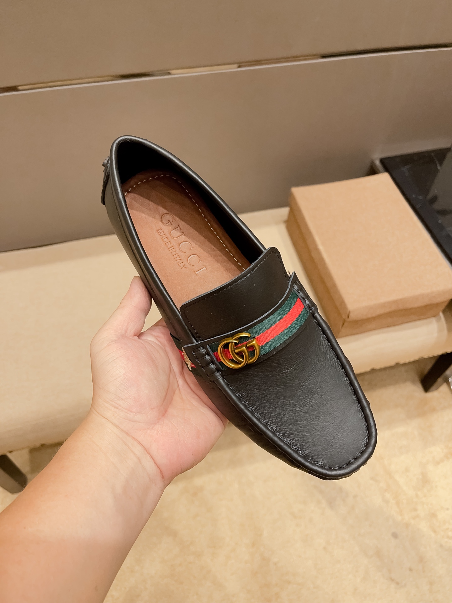 NO:557110,(actual price), [GUCCI] high-end good goods, original new high-end business casual driving shoes from Gucci official website, a popular style among Italian supermodels and aristocrats, a leader in the fashion industry, unsurpassed, the same style as the stars, the upper is made of imported original cowhide + original cowhide (real material), the French palace-level distinguished model is priced at 19,918 Swiss francs, this model is a Paris Fashion Week catwalk model, a brand can be deeply rooted in the heart  , a pair of shoes can also make you linger, wearing it is not only noble, but also a standard of aura 37-46, gucci, cowhide19860909（实价),【GUCCI】 高端好货,古奇官网原版新款高端商务休闲驾车豆豆鞋,意大利名模贵族们爆款,时尚界的佼佼者,无可超越,明星同款,鞋面采用进口原版牛皮+原版牛里(真材实料),法国殿堂级尊贵款售价19918瑞士法郎,此款是法国巴黎时装周走秀款 ,一个品牌可以深植内心 ,一双鞋也可以让你流连忘返,穿出的不仅仅是尊贵,更是一种气场标准37-46,,gucci,cowhide,Men's shoes
