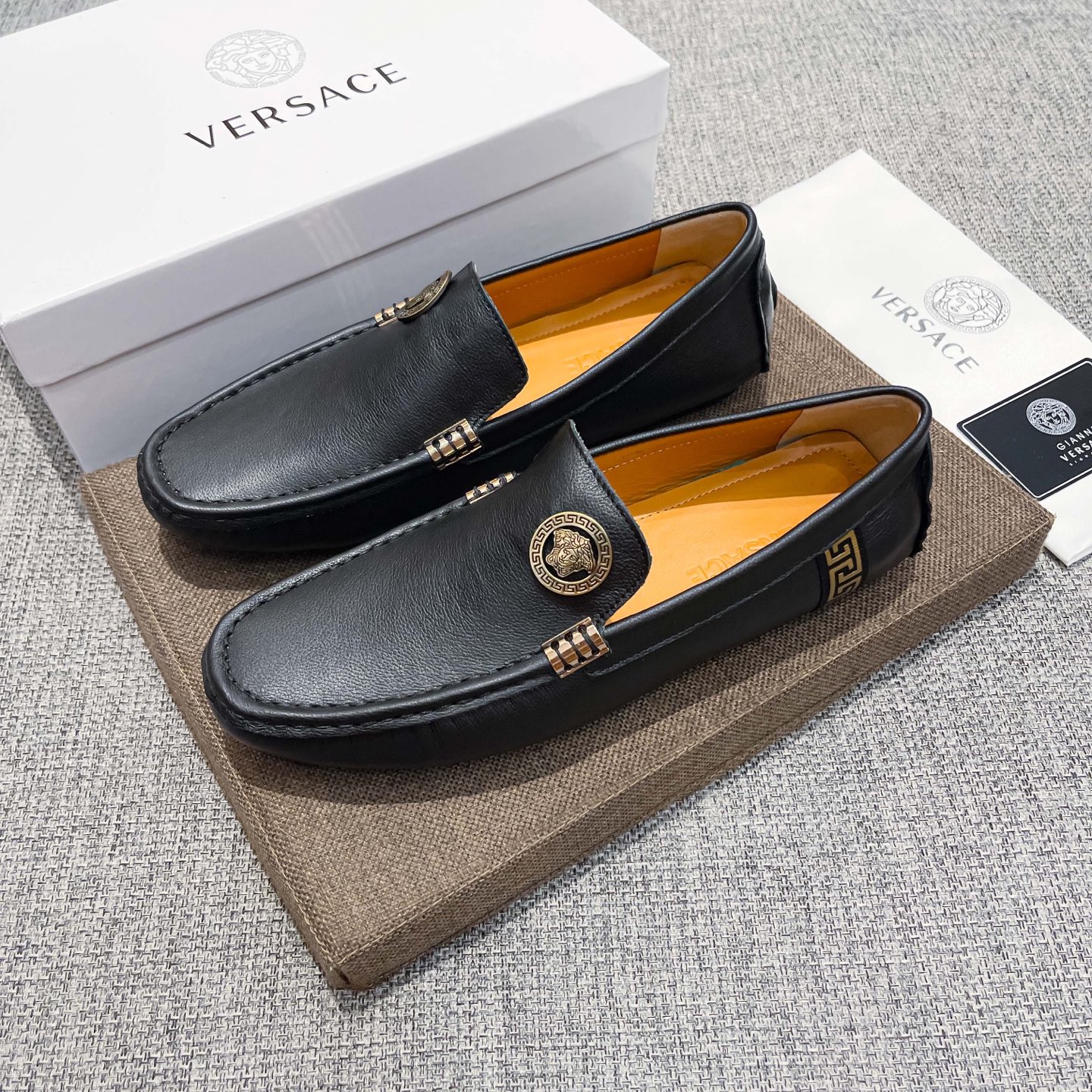 NO:730513,[VERACE] Versace official website men's casual business shoes for all seasons, the latest elements are popular all over the world, the official website is hot selling, original version, popular counter, upper imported from Italy original first-layer cowhide sexy beauty Zasha head metal buckle, original non-slip outsole, comfortable, breathable and sweat-absorbent cowhide lining for feet (real material) Comfort speaks for itself with quality, giving people double face. Standard code 37-47,,versace,cowhide19860909【VERACE】范思哲官网男士四季休闲商务豆豆鞋,最新元素潮爆全球,官网火爆热卖,原版版本,专柜爆款,鞋面意大利进口原版头层牛皮性感美灶莎头像金属扣,原版防滑大底,舒适透气吸汗牛皮内里垫脚（真材实料）舒适以质量说话,送人双倍面子 标准码37-47,,versace,cowhide,Men's shoes