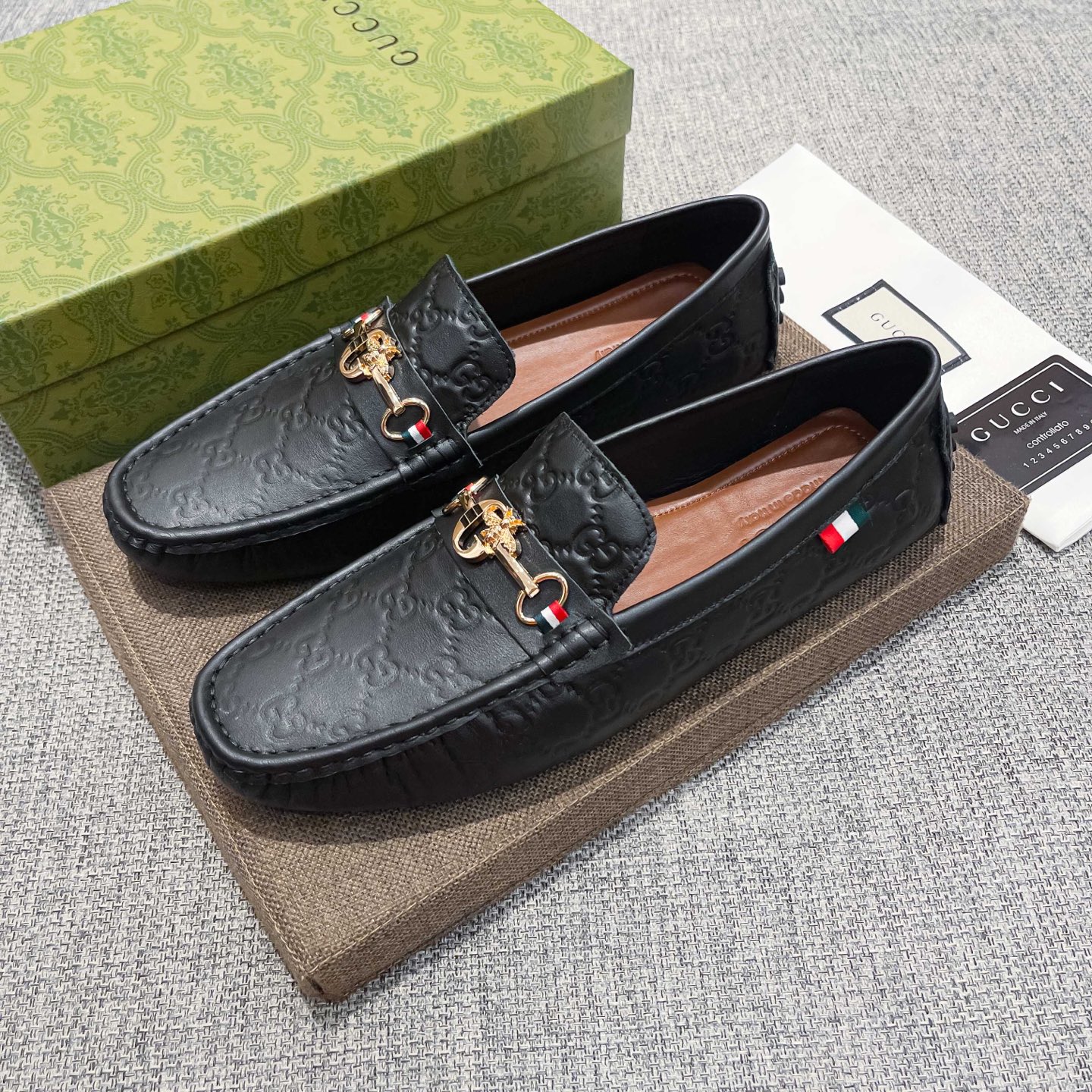 NO:730520,(actual price), [GUCCI] Gucci's official website's original new high-end business and casual driving shoes, popular among Italian supermodels and aristocrats, the leader in the fashion industry, unsurpassed, the same style as the stars, the upper is made of imported original cowhide + original cowhide (real material), the French palace-level distinguished model is priced at 19,918 Swiss francs, this model is a Paris Fashion Week catwalk model, a brand can be deeply rooted in the heart  , a pair of shoes can also make you linger, wearing it is not only noble, but also a standard of aura 37-47,, gucci, cowhide19860909（实价),【GUCCI】 古奇官网原版新款高端商务休闲驾车豆豆鞋,意大利名模贵族们爆款,时尚界的佼佼者,无可超越,明星同款,鞋面采用进口原版牛皮+原版牛里(真材实料),法国殿堂级尊贵款售价19918瑞士法郎,此款是法国巴黎时装周走秀款 ,一个品牌可以深植内心 ,一双鞋也可以让你流连忘返,穿出的不仅仅是尊贵,更是一种气场标准37-47,,gucci,cowhide,Men's shoes