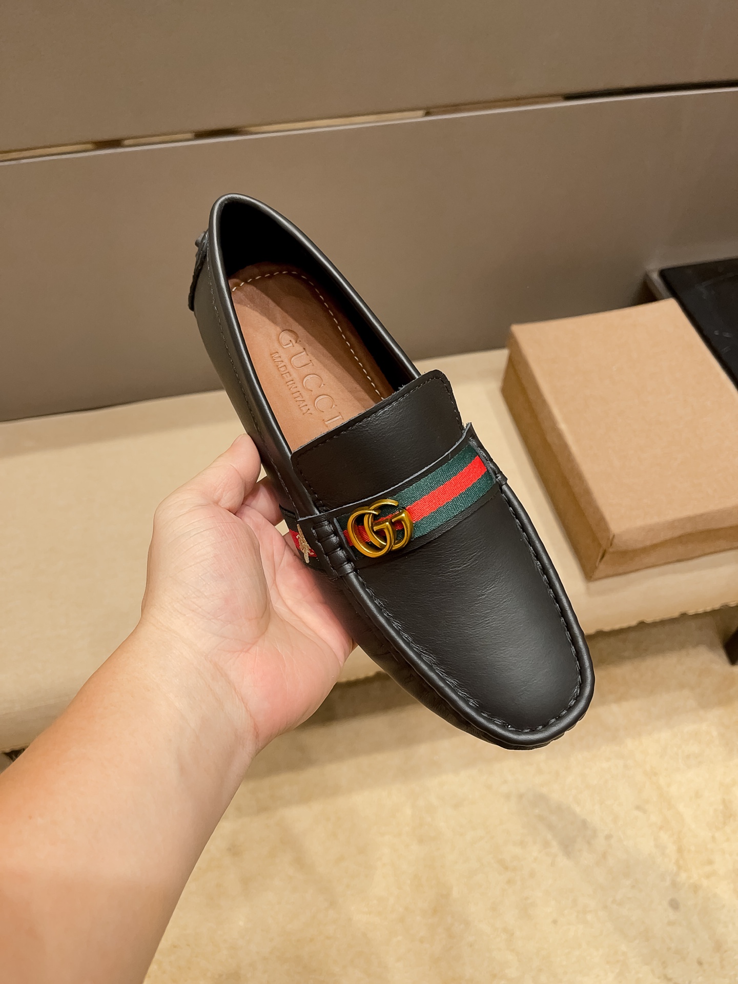 NO:830342,(actual price), [GUCCI] high-end good goods, original new high-end business casual driving shoes from Gucci official website, a popular style among Italian supermodels and aristocrats, a leader in the fashion industry, unsurpassed, the same style as the stars, the upper is made of imported original cowhide + original cowhide (real material), the French palace-level distinguished model is priced at 19,918 Swiss francs, this model is a Paris Fashion Week catwalk model, a brand can be deeply rooted in the heart  , a pair of shoes can also make you linger, wearing it is not only noble, but also a standard of aura 37-47,, gucci, cowhide19860909（实价),【GUCCI】 高端好货,古奇官网原版新款高端商务休闲驾车豆豆鞋,意大利名模贵族们爆款,时尚界的佼佼者,无可超越,明星同款,鞋面采用进口原版牛皮+原版牛里(真材实料),法国殿堂级尊贵款售价19918瑞士法郎,此款是法国巴黎时装周走秀款 ,一个品牌可以深植内心 ,一双鞋也可以让你流连忘返,穿出的不仅仅是尊贵,更是一种气场标准37-47,,gucci,cowhide,Men's shoes
