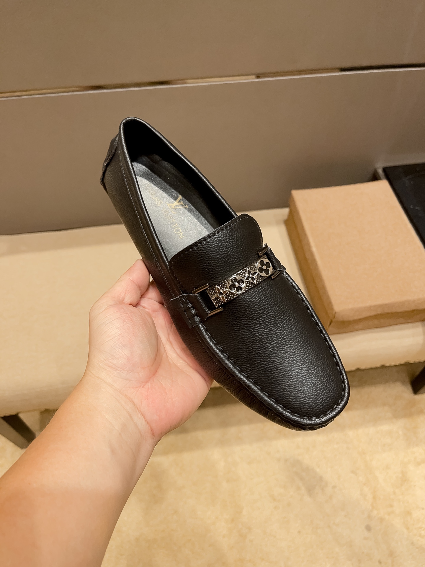 NO:730536,, LV Louis Vuitton official website flagship store new model, original cowhide leather upper, men's favorite, comfortable and breathable pure cowhide lining (real material), original imported wear-resistant rubber sole, [cool] [satisfied] exquisite and elegant men's favorite product, using exquisite craftsmanship, the upper is good-looking and luxurious, the exquisite and simple upper shows its class  The brand is low-key and elegant, suitable for wardrobes in all seasons. Whether you are concentrating on work, spending leisure time with your family, or experiencing an elegant lifestyle in the city or the countryside, this series can show true masculine charm. [Applause][Cool][Struggle] Standard code 37～45,,louis  vuitton,louis vuitton,cowhide19860909,LV路易威登官网旗舰店新款,鞋面原版牛皮,男士的最爱,舒适透气纯牛里(真材实料),原版进口耐磨橡胶底,[酷][得意]精致优雅男士心备佳品,采用精湛工艺,鞋面好看奢华,精致简单鞋面尽显品牌低调优雅,适合四季衣橱,无论是专心致志地工作,与家人共度闲暇时光,还是在城市或乡间体验高雅的生活方式,该系列均可彰显真正的男性魅力.[鼓掌][酷][奋斗]标准码37～45,,louis vuitton,louis vuitton,cowhide,Men's shoes