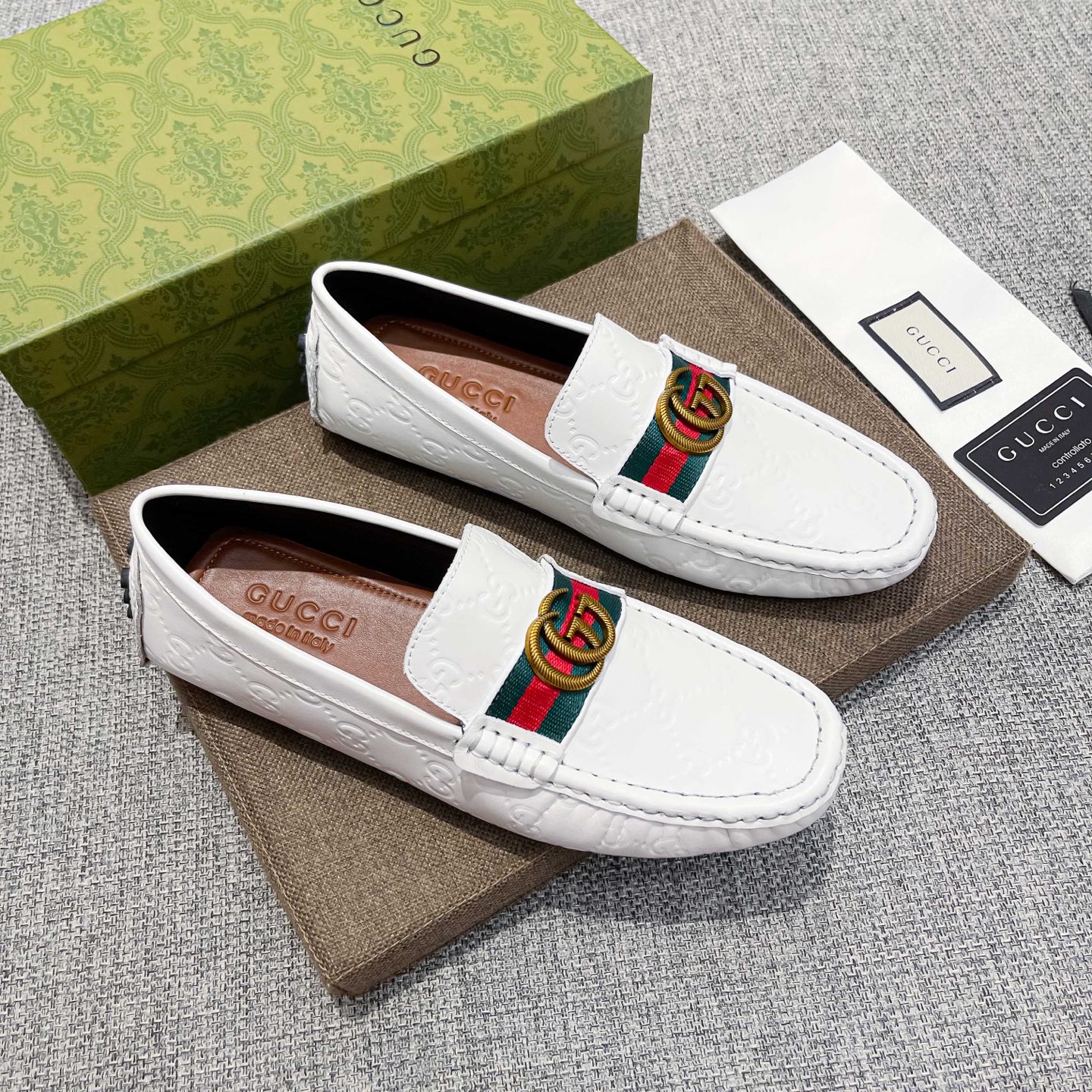 NO:780404,, Gucci, founded in Florence in 1919, is one of the global luxury brands. Its unique creativity and innovation are popular all over the world. Gucci - timeless and classic, has always been favored by celebrities and has become the darling of the world's upper class. Gucci has always been famous for its high-end luxury. The upper is made of original Italian brown cowhide, which is comfortable and breathable. Pure cow lining (real material), extremely beautiful and shocking, a brand can be deeply rooted in the heart.  , a pair of shoes can also make you linger, wearing it is not only noble, but also a kind of aura, standard size 37-47,, gucci, gucci, cowhide19860909,古驰(Gucci),19创立于佛罗伦萨,是全球奢侈品品牌之一,其独特的创意和革新风靡全球,古驰—永恒而经典,一直以来深受明星们的青睐,并成为世界上流社会人的宠儿,GUCCI一直以高档奢华闻名于世,鞋面采用原版意大利棕色牛皮,舒适透气纯牛里(真材实料),极度美观,惊世骇俗,一个品牌可以深植内心 ,一双鞋也可以让你流连忘返,穿出的不仅仅是尊贵,更是一种气场,标准码37-47,,gucci,gucci,cowhide,Men's shoes
