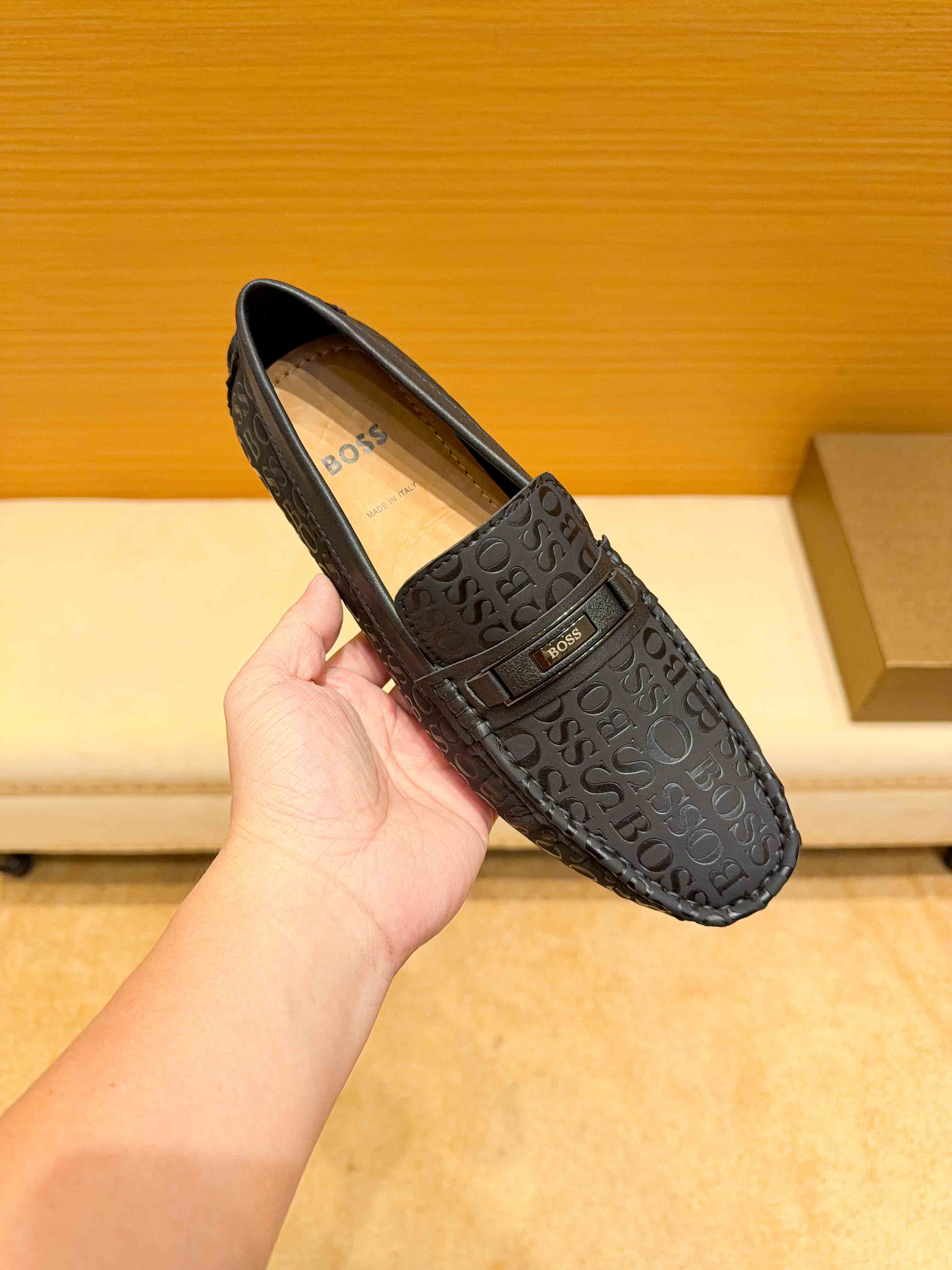 NO:756176,Real price, authentic materials, [BOSS] official website new models + popular models, popular models among Italian supermodels and aristocrats, BOSS is the leader in the fashion industry, unsurpassed, high-quality high-end high-end men's shoes in the market. The same model for celebrities, original order, imported original cowhide + original cowhide lining with real materials, French palace-level distinguished models priced in Swiss francs, French Paris Fashion Week catwalk models, a brand can be deeply rooted in the heart  ,A pair of shoes can also make you linger. What you wear is not only noble, but also a standard of aura 37-47,,cowhide19860909实价,牛里真材实料,【BOSS】 官网新款+爆款,意大利名模贵族们爆款,BOSS时尚界的佼佼者,无可超越,市场高品质精品高端豆豆男鞋.明星同款,原单,采用进口原版牛皮+原版牛皮内里真材实料,法国殿堂级尊贵款售价瑞士法郎,法国巴黎时装周走秀款 ,一个品牌可以深植内心 ,一双鞋也可以让你流连忘返,穿出的不仅仅是尊贵,更是一种气场标准37-47,,cowhide,Men's shoes