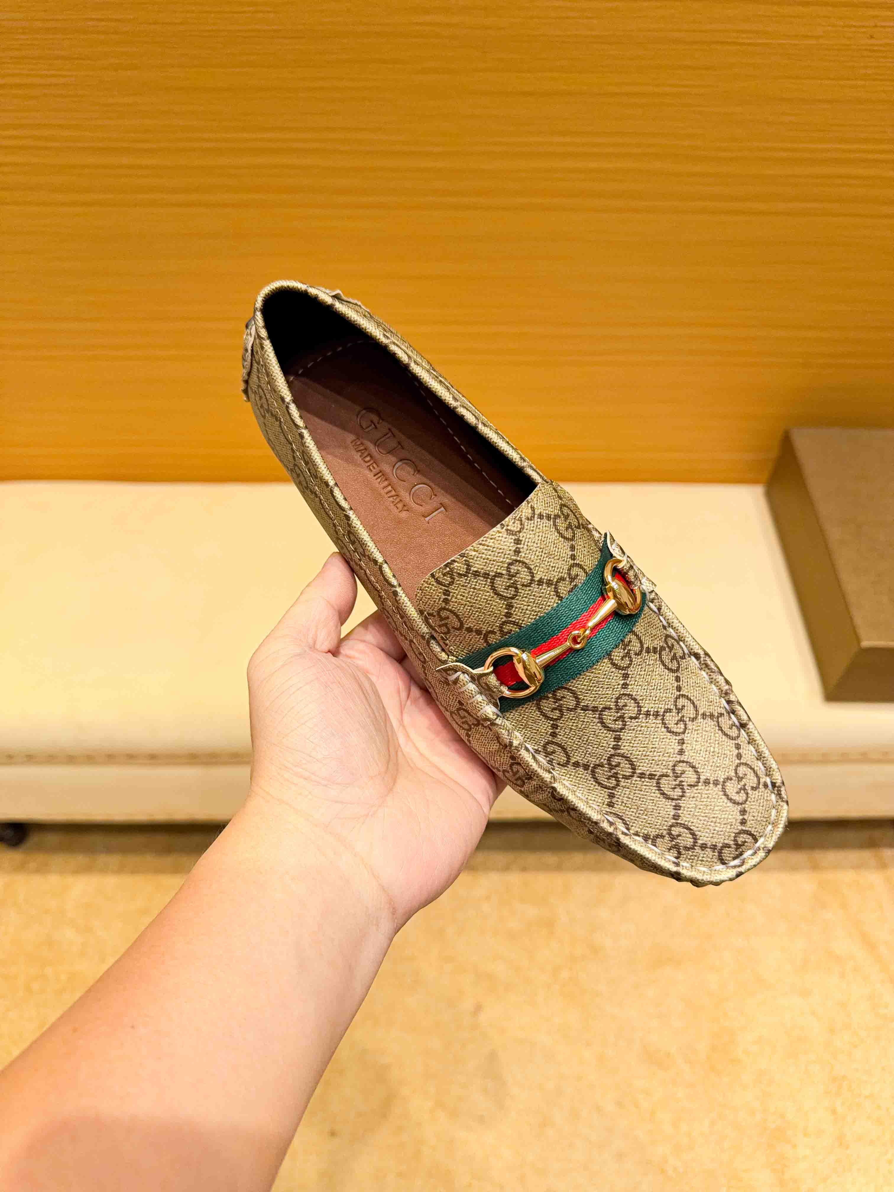 NO:897929,Real price, real materials, Gucci, founded in Florence in 1919, is one of the global luxury brands. Its unique creativity and innovation are popular all over the world. Gucci - timeless and classic, has always been favored by celebrities, and has become the darling of the world's upper class. Gucci has always been famous for high-end luxury. The uppers are made of original Italian GG cowhide, comfortable and breathable pure cowhide (real materials), extremely beautiful, shocking, a brand can be deeply rooted in the heart.  , a pair of shoes can also make you linger, wearing it is not only noble, but also a kind of aura, standard size 37-47,, gucci, gucci, cowhide19860909实价,牛里真材实料,古驰(Gucci),19创立于佛罗伦萨,是全球奢侈品品牌之一,其独特的创意和革新风靡全球,古驰—永恒而经典,一直以来深受明星们的青睐,并成为世界上流社会人的宠儿,GUCCI一直以高档奢华闻名于世,鞋面采用意大利原版GG牛皮,舒适透气纯牛里(真材实料),极度美观,惊世骇俗,一个品牌可以深植内心 ,一双鞋也可以让你流连忘返,穿出的不仅仅是尊贵,更是一种气场,标准码37-47,,gucci,gucci,cowhide,Men's shoes