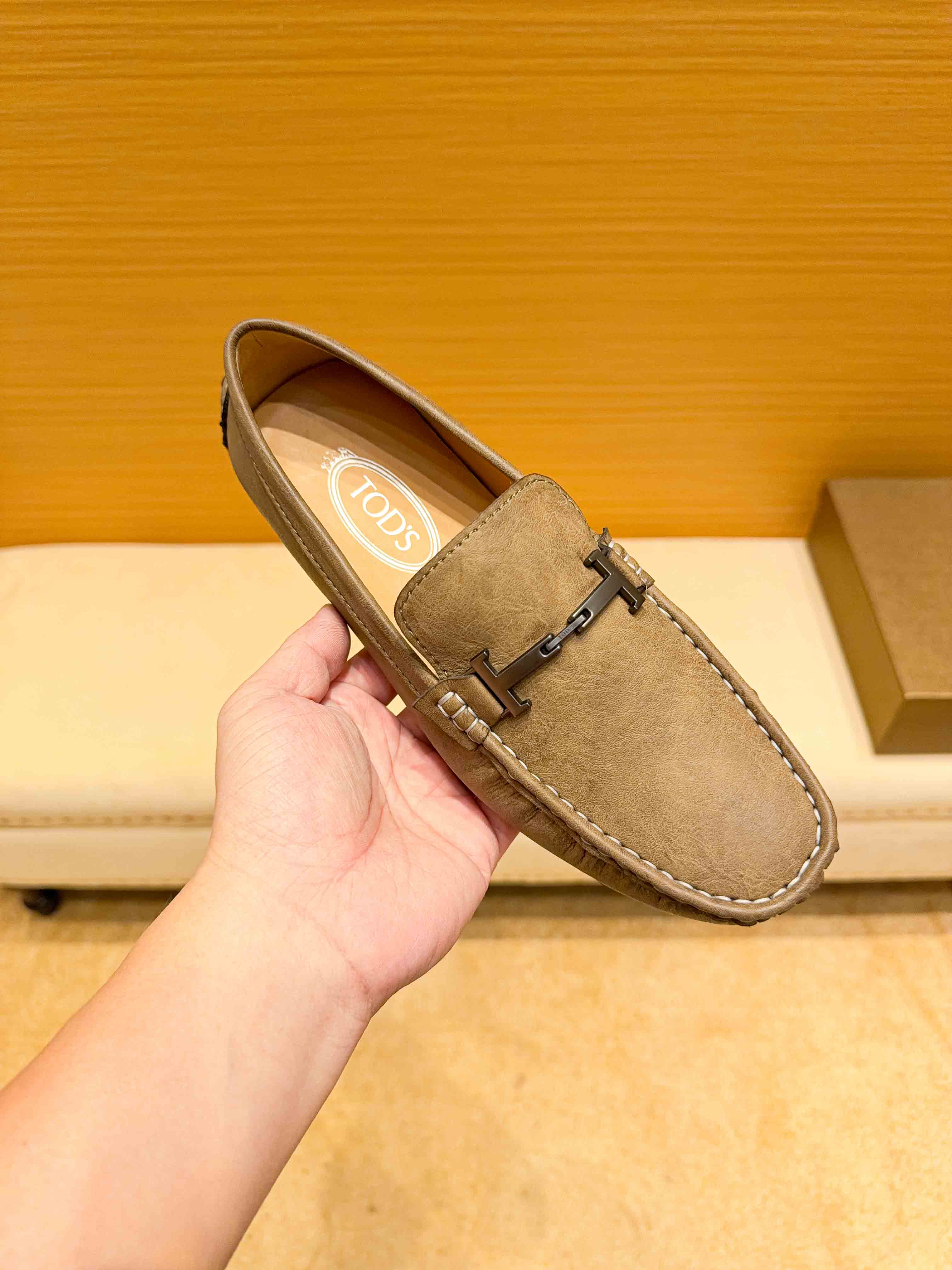 NO:730544,(Real), genuine cow lining, new and hot styles from Tod’s official flagship store. In recent years, tod’s has always shocked the world... Popular in the world [Sheepskin lining] official new version, the upper is made of Italian first-layer cowhide, extremely luxurious, men’s favorite,  The inner top layer is made of comfortable cowhide and is made of original imported wear-resistant rubber sole. It is fashionable and casual. It is versatile for all men's clothing... It is a tool for flirting with girls in nightclubs. Standard code is 37-47. Tod's, cowhide, sheepskin19860909(实),牛里真材实料,托德斯tod‘s官方旗舰店新款+爆款,这几年,tod’s总是惊世骇俗...风靡全球【羊皮里】官方新版,鞋面采用意大利头层牛皮,极尽奢华,男士的最爱,内里头层舒适牛皮真材实料原版进口耐磨橡胶底,大气时尚,休闲为一身,所有男士服饰百搭款...夜店撩妹神器,标准码37-47,,Tod's,cowhide,sheepskin,Men's shoes