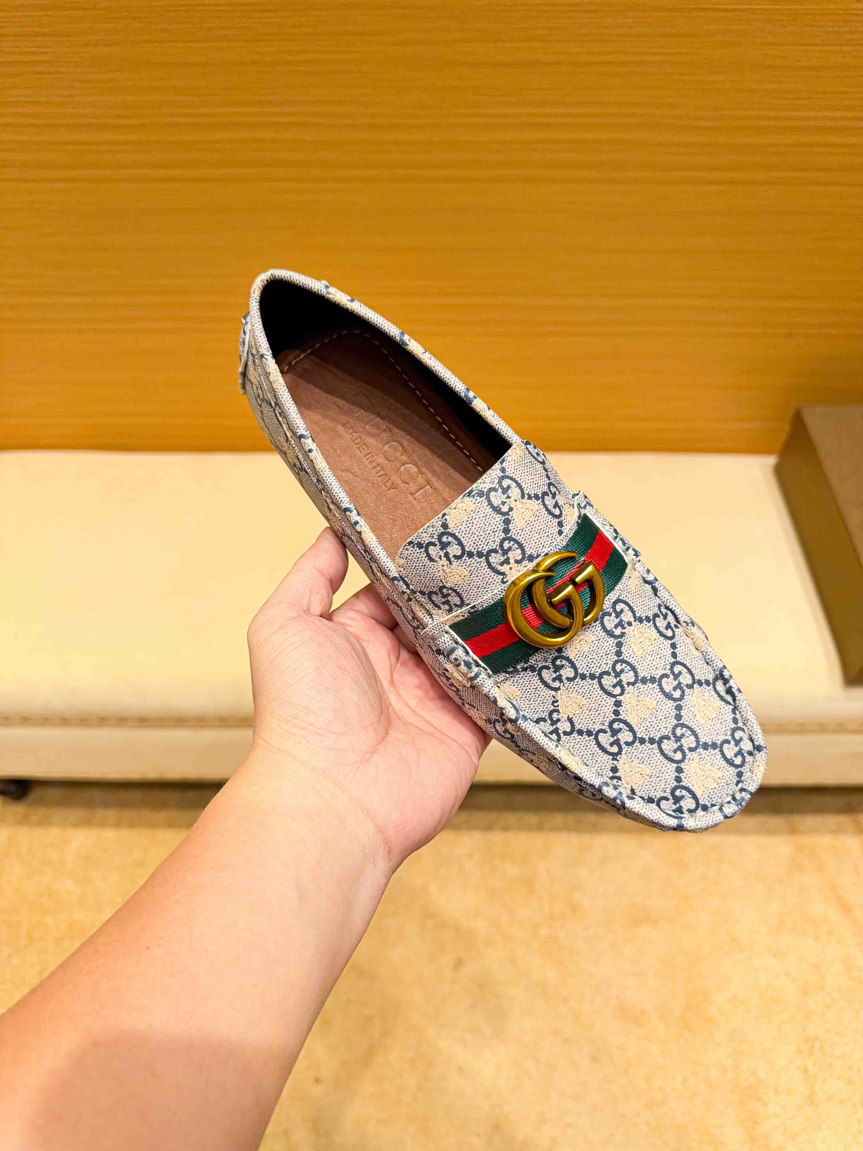 NO:756191,Real price, real materials, Gucci, founded in Florence in 1919, is one of the global luxury brands. Its unique creativity and innovation are popular all over the world. Gucci - timeless and classic, has always been favored by celebrities, and has become the darling of the world's upper class. Gucci has always been famous for high-end luxury. The uppers are made of original Italian GG cowhide, comfortable and breathable pure cowhide (real materials), extremely beautiful, shocking, a brand can be deeply rooted in the heart.  , a pair of shoes can also make you linger, wearing it is not only noble, but also a kind of aura, standard size 37-47,, gucci, gucci, cowhide19860909实价,牛里真材实料,古驰(Gucci),19创立于佛罗伦萨,是全球奢侈品品牌之一,其独特的创意和革新风靡全球,古驰—永恒而经典,一直以来深受明星们的青睐,并成为世界上流社会人的宠儿,GUCCI一直以高档奢华闻名于世,鞋面采用意大利原版GG牛皮,舒适透气纯牛里(真材实料),极度美观,惊世骇俗,一个品牌可以深植内心 ,一双鞋也可以让你流连忘返,穿出的不仅仅是尊贵,更是一种气场,标准码37-47,,gucci,gucci,cowhide,Men's shoes