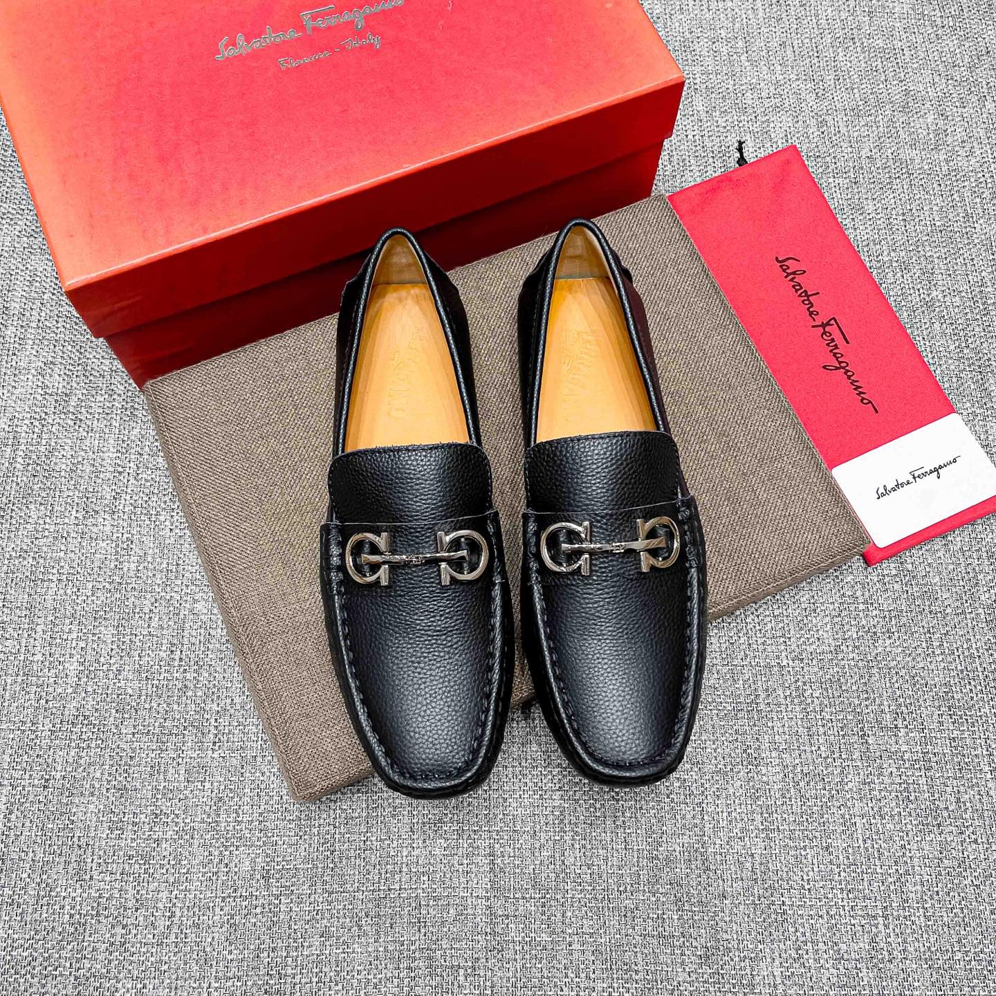 NO:782897,, brand Ferragamo, official website original casual versatile business high-end beanie shoes ~ Four Seasons Trendy Shoes official website flagship store original order, upper: imported original cowhide, pure cowhide (real material), fashionable lazy business style design, casual loafers, running shoes are most suitable for young people. British fashion boots with original raw rubber wear-resistant outsole, absolutely high-end and high-end, suitable for drivers to drive  A must-have for trendy men, you deserve it. Standard size 37-47, ferragamo, loafers, boots, cowhide19860909,品牌菲拉格慕,官网原版休闲百搭商务高端豆豆鞋～四季潮鞋官网旗舰店原单,鞋面:进口原版牛皮,全纯牛里(真材实料),时尚懒人商务风设计,休闲乐福款,跑步鞋青年人最适合不过啦.英伦潮靴 配原版生胶耐磨大底,绝对高档上档次,司机驾车专用 潮男必备款,你值得拥有.标准码37-47,,ferragamo,loafers,boots,cowhide,Men's shoes