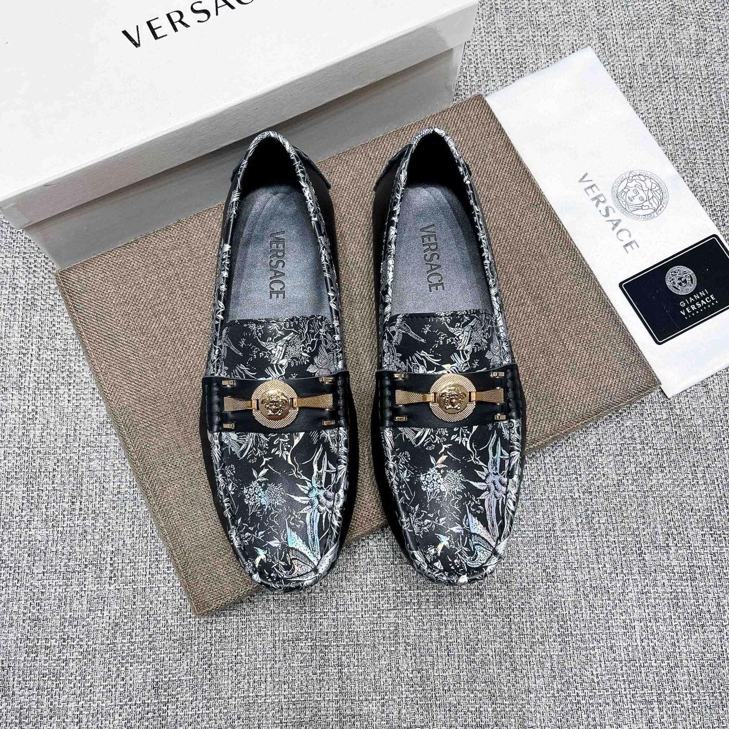 NO:730495,(actual price) [VERACE] Versace official website original business and casual driving shoes, the latest elements are trending around the world, the official website is hot selling, from the aristocratic version of Paris, France, the original version, one to one counters, the upper is imported from Italy, the original first-layer cowhide (absolutely high-end), the original non-slip outsole, comfortable and breathable, pure cow lining for the feet (real material), the sexy head of the goddess on the upper, men's favorite, the cowhide lining is comfortable and quality speaks for itself, giving people double face  Standard code 37-47,,versace,cowhide19860909(实价)【VERACE】范思哲官网原单商务休闲驾车豆豆鞋,最新元素潮爆全球,官网火爆热卖,来自法国巴黎名媛贵族爆版,原版版本,专柜一比一,鞋面意大利进口原版头层牛皮(绝对高端)原版防滑大底,舒适透气全纯牛里垫脚(真材实料),鞋面女神性感头像,男士的最爱,牛皮内里舒适以质量说话,送人双倍面子 标准码37-47,,versace,cowhide,Men's shoes