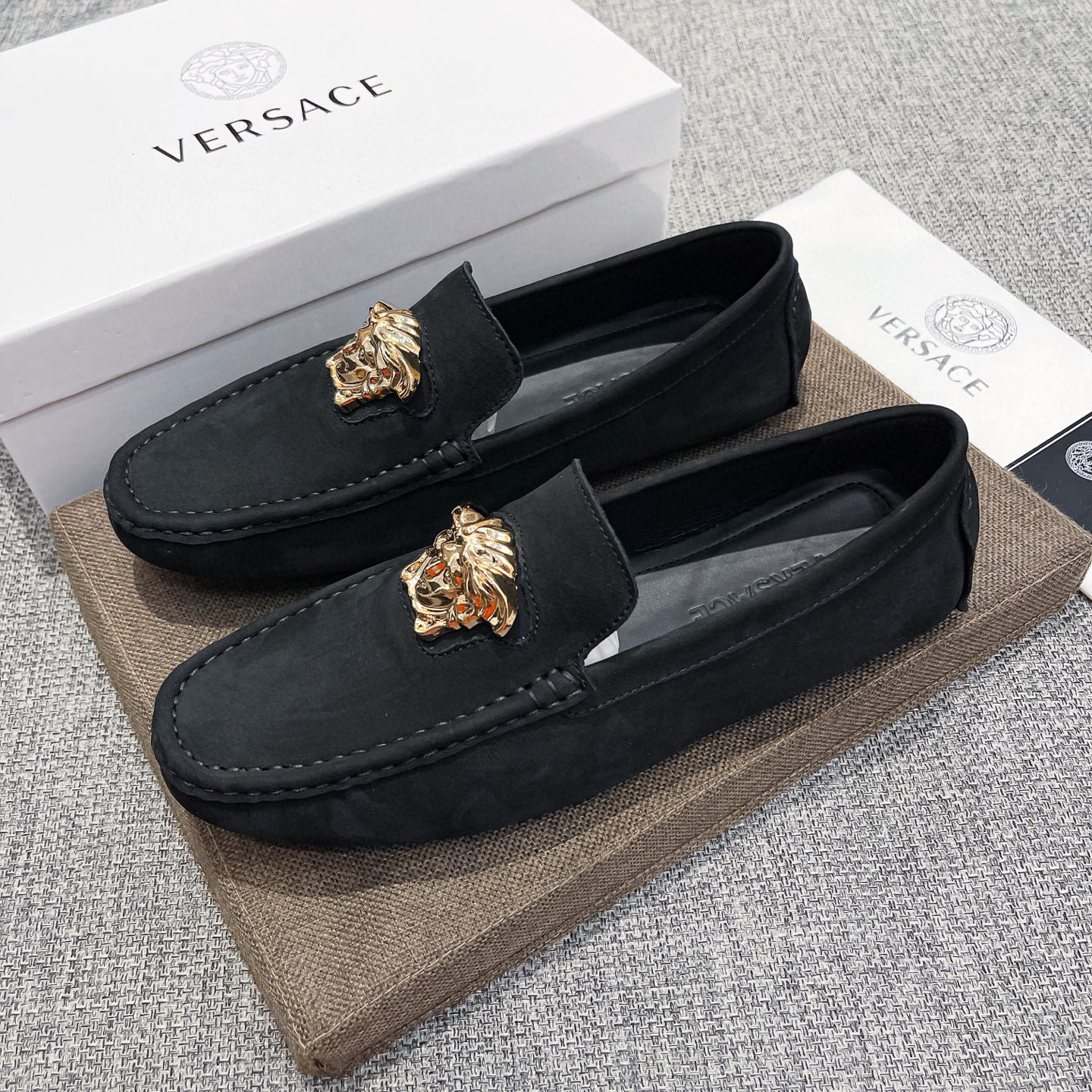 NO:780373,(Real), Versace official website high-end hot-selling beanie shoes, the first layer of the upper is imported high-grade mercerized cowhide, luxury and high-end, the first layer is cowhide (real material), the original imported wear-resistant rubber sole, [Cool] [Proud] Produced by the official website [Gift]  Men's elegant and thoughtful products are made of exquisite craftsmanship and are comfortable to wear. The sexy goddess in the upper shows the brand's low-key elegance and high-end. Whether you are concentrating on work, spending leisure time with your family, or experiencing an elegant lifestyle in the city or the countryside, this series can show true male charm. [Applause] [Cool] [Struggle] Standard code 37~47, versace, cowhide19860909(实),范思哲官网高端爆款豆豆鞋,鞋面头层进口头层高丝光牛皮,奢华高档,头层牛里(真材实料),原版进口耐磨橡胶底,[酷][得意]官网出品[礼物] 男士优雅心备佳品,采用精湛工艺.穿着舒适.鞋面性感女神尽显品牌低调优雅高端,无论是专心致志地工作,与家人共度闲暇时光,还是在城市或乡间体验高雅的生活方式,该系列均可彰显真正的男性魅力.[鼓掌][酷][奋斗]标准码37～47,,versace,cowhide,Men's shoes