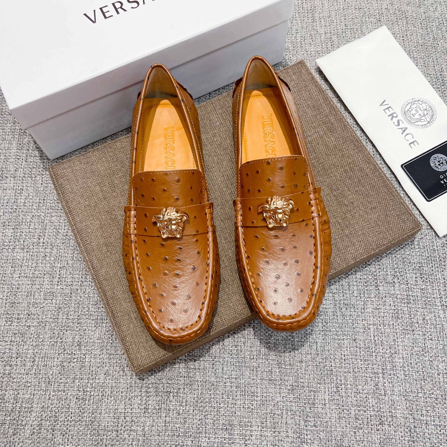 NO:756188,Actual price, new model from Versace's official website flagship store, original cowhide leather upper + sexy beauty Zaosha avatar, men's favorite, comfortable and breathable cowhide lining (real material), original imported wear-resistant rubber sole, [Cool] [Proud] using exquisite craftsmanship, the upper is beautiful and luxurious, a good product for men, the exquisite and simple upper shows the low-key elegance of the brand  Elegant, suitable for all seasons wardrobe, whether you are concentrating on work, spending leisure time with your family, or experiencing an elegant lifestyle in the city or the countryside, this series can show true masculine charm. [Applause][Cool][Struggle] Standard code 37～46,,versace,cowhide19860909实价,范思哲官网旗舰店新款,鞋面原版牛皮+性感美灶莎头像,男士的最爱,舒适透气牛里(真材实料),原版进口耐磨橡胶底,[酷][得意]采用精湛工艺,鞋面好看奢华,男士心备佳品,精致简单鞋面尽显品牌低调优雅,适合四季衣橱,无论是专心致志地工作,与家人共度闲暇时光,还是在城市或乡间体验高雅的生活方式,该系列均可彰显真正的男性魅力.[鼓掌][酷][奋斗]标准码37～46,,versace,cowhide,Men's shoes