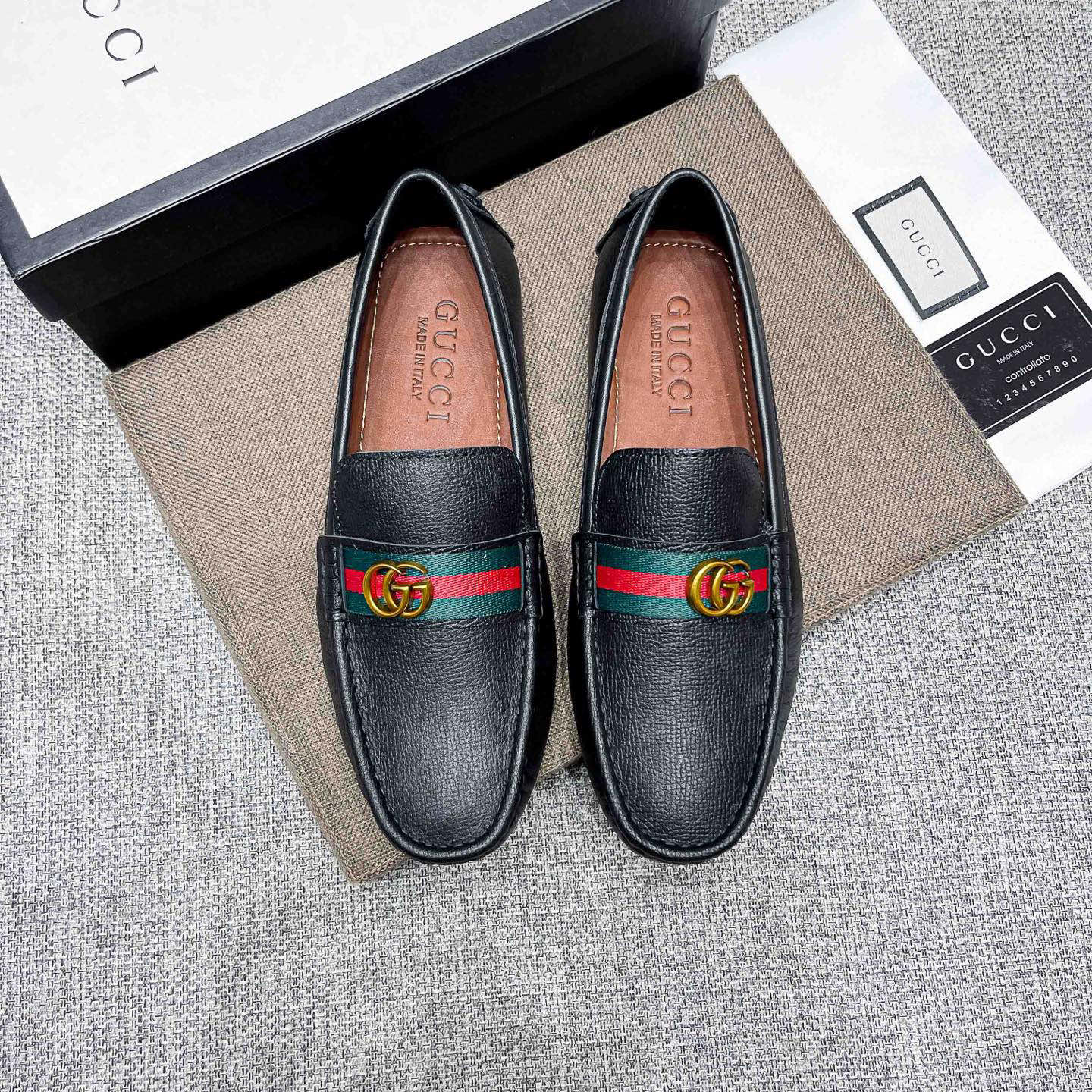 NO:730496,, Gucci, founded in Florence in 1919, is one of the global luxury brands. Its unique creativity and innovation are popular all over the world. Gucci - timeless and classic, has always been favored by celebrities and has become the darling of the world's upper class. Gucci has always been famous for its high-end luxury. The upper is made of original Italian brown cowhide, which is comfortable and breathable. Pure cow lining (real material), extremely beautiful and shocking, a brand can be deeply rooted in the heart.  , a pair of shoes can also make you linger, wearing them is not only noble, but also a kind of aura, standard size 37-47,, gucci, gucci, cowhide19860909,古驰(Gucci),19创立于佛罗伦萨,是全球奢侈品品牌之一,其独特的创意和革新风靡全球,古驰—永恒而经典,一直以来深受明星们的青睐,并成为世界上流社会人的宠儿,GUCCI一直以高档奢华闻名于世,鞋面采用原版意大利棕色牛皮,舒适透气纯牛里(真材实料),极度美观,惊世骇俗,一个品牌可以深植内心 ,一双鞋也可以让你流连忘返,穿出的不仅仅是尊贵,更是一种气场,标准码37-47,,gucci,gucci,cowhide,Men's shoes