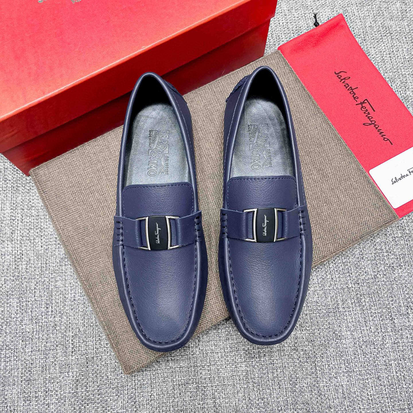 NO:830353,, brand Ferragamo, official website original casual versatile business high-end beanie shoes ~ Four Seasons Trendy Shoes official website flagship store original order, upper: imported original cowhide, pure cowhide (real material), fashionable lazy business style design, casual loafers, running shoes are most suitable for young people. British fashion boots with original raw rubber wear-resistant outsole, absolutely high-end and high-end, suitable for drivers to drive  A must-have for trendy men, you deserve it. Standard size 37-47, ferragamo, loafers, boots, cowhide19860909,品牌菲拉格慕,官网原版休闲百搭商务高端豆豆鞋～四季潮鞋官网旗舰店原单,鞋面:进口原版牛皮,全纯牛里(真材实料),时尚懒人商务风设计,休闲乐福款,跑步鞋青年人最适合不过啦.英伦潮靴 配原版生胶耐磨大底,绝对高档上档次,司机驾车专用 潮男必备款,你值得拥有.标准码37-47,,ferragamo,loafers,boots,cowhide,Men's shoes