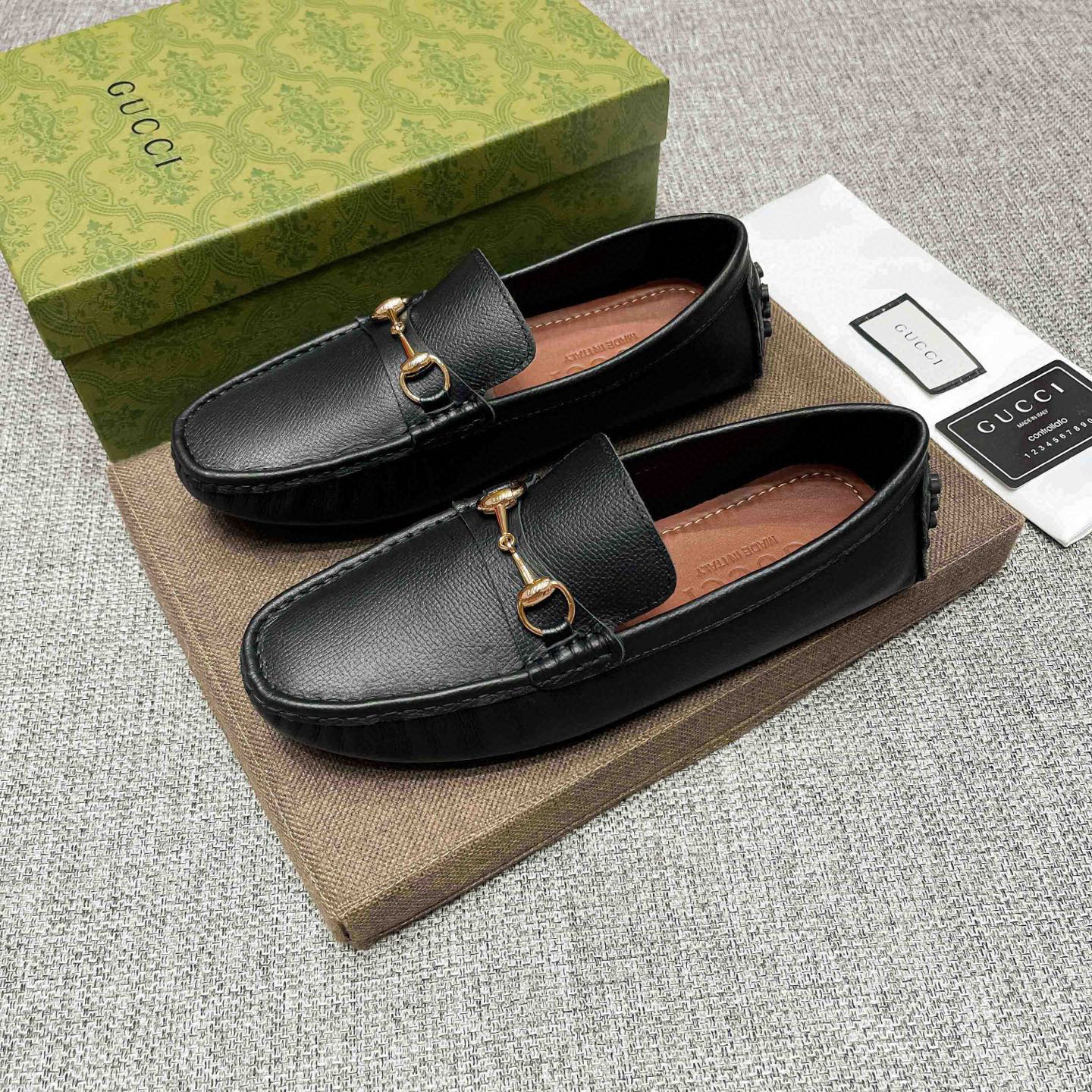 NO:730500,, Gucci, founded in Florence in 1919, is one of the global luxury brands. Its unique creativity and innovation are popular all over the world. Gucci - timeless and classic, has always been favored by celebrities and has become the darling of the world's upper class. Gucci has always been famous for its high-end luxury. The upper is made of original Italian brown cowhide, which is comfortable and breathable. Pure cow lining (real material), extremely beautiful and shocking, a brand can be deeply rooted in the heart.  , a pair of shoes can also make you linger, wearing them is not only noble, but also a kind of aura, standard size 37-47,, gucci, gucci, cowhide19860909,古驰(Gucci),19创立于佛罗伦萨,是全球奢侈品品牌之一,其独特的创意和革新风靡全球,古驰—永恒而经典,一直以来深受明星们的青睐,并成为世界上流社会人的宠儿,GUCCI一直以高档奢华闻名于世,鞋面采用原版意大利棕色牛皮,舒适透气纯牛里(真材实料),极度美观,惊世骇俗,一个品牌可以深植内心 ,一双鞋也可以让你流连忘返,穿出的不仅仅是尊贵,更是一种气场,标准码37-47,,gucci,gucci,cowhide,Men's shoes