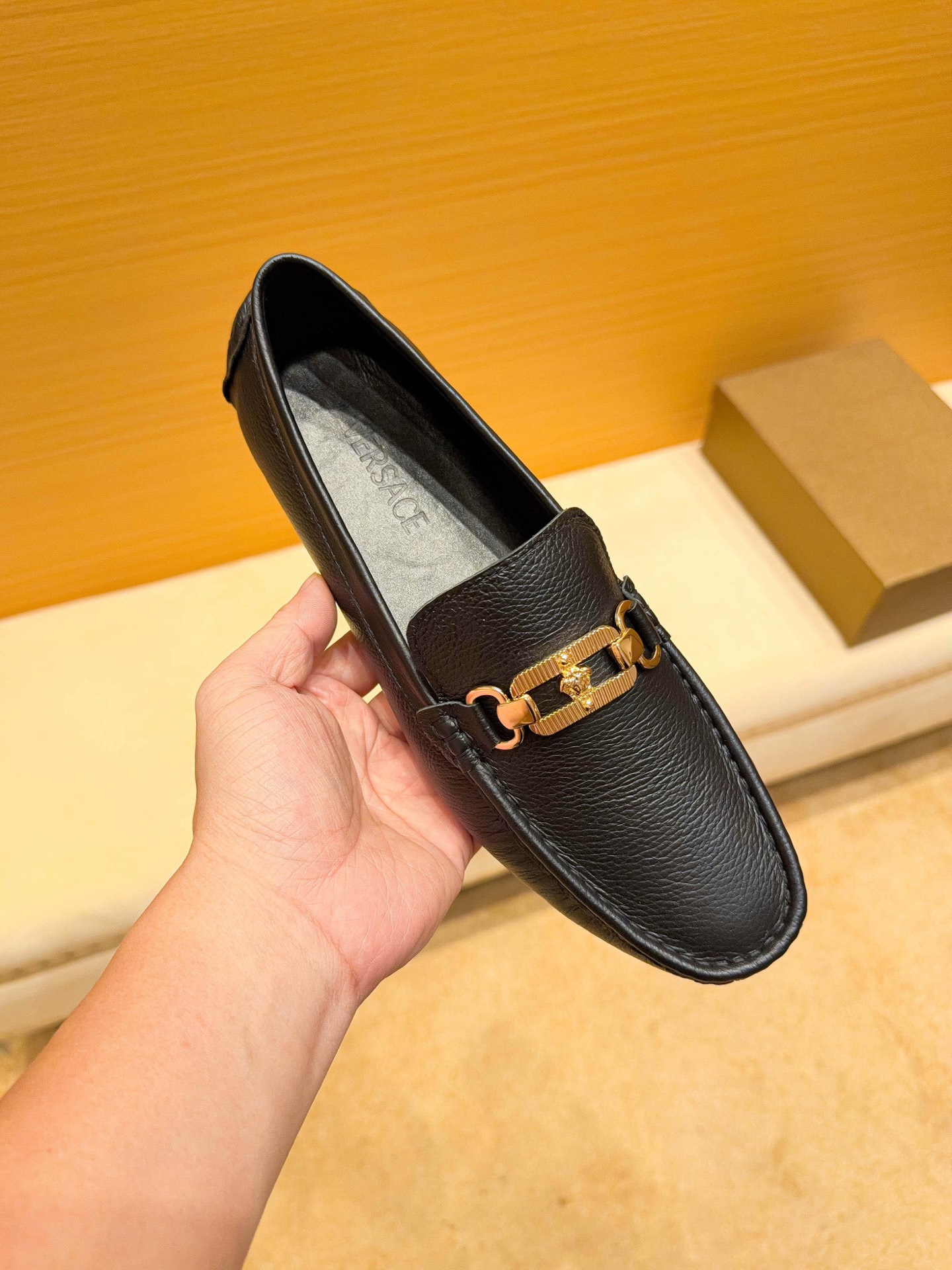 NO:730550,(Real), Versace's official website's high-end popular beanie shoes, the first layer of the upper is imported cowhide leather, the first layer of cowhide (real material), luxury and high-end, the original imported wear-resistant rubber sole, [Cool] [Proud] Produced by the official website [Gift]  Men's elegant and thoughtful products are made of exquisite craftsmanship and are comfortable to wear. The sexy goddess in the upper shows the brand's low-key elegance and high-end. Whether you are concentrating on work, spending leisure time with your family, or experiencing an elegant lifestyle in the city or the countryside, this series can show true male charm. [Applause] [Cool] [Struggle] Standard code 37~47, versace, cowhide19860909(实),范思哲官网高端爆款豆豆鞋,鞋面头层进口头层牛皮,头层牛里(真材实料),奢华高档,原版进口耐磨橡胶底,[酷][得意]官网出品[礼物] 男士优雅心备佳品,采用精湛工艺.穿着舒适.鞋面性感女神尽显品牌低调优雅高端,无论是专心致志地工作,与家人共度闲暇时光,还是在城市或乡间体验高雅的生活方式,该系列均可彰显真正的男性魅力.[鼓掌][酷][奋斗]标准码37～47,,versace,cowhide,Men's shoes