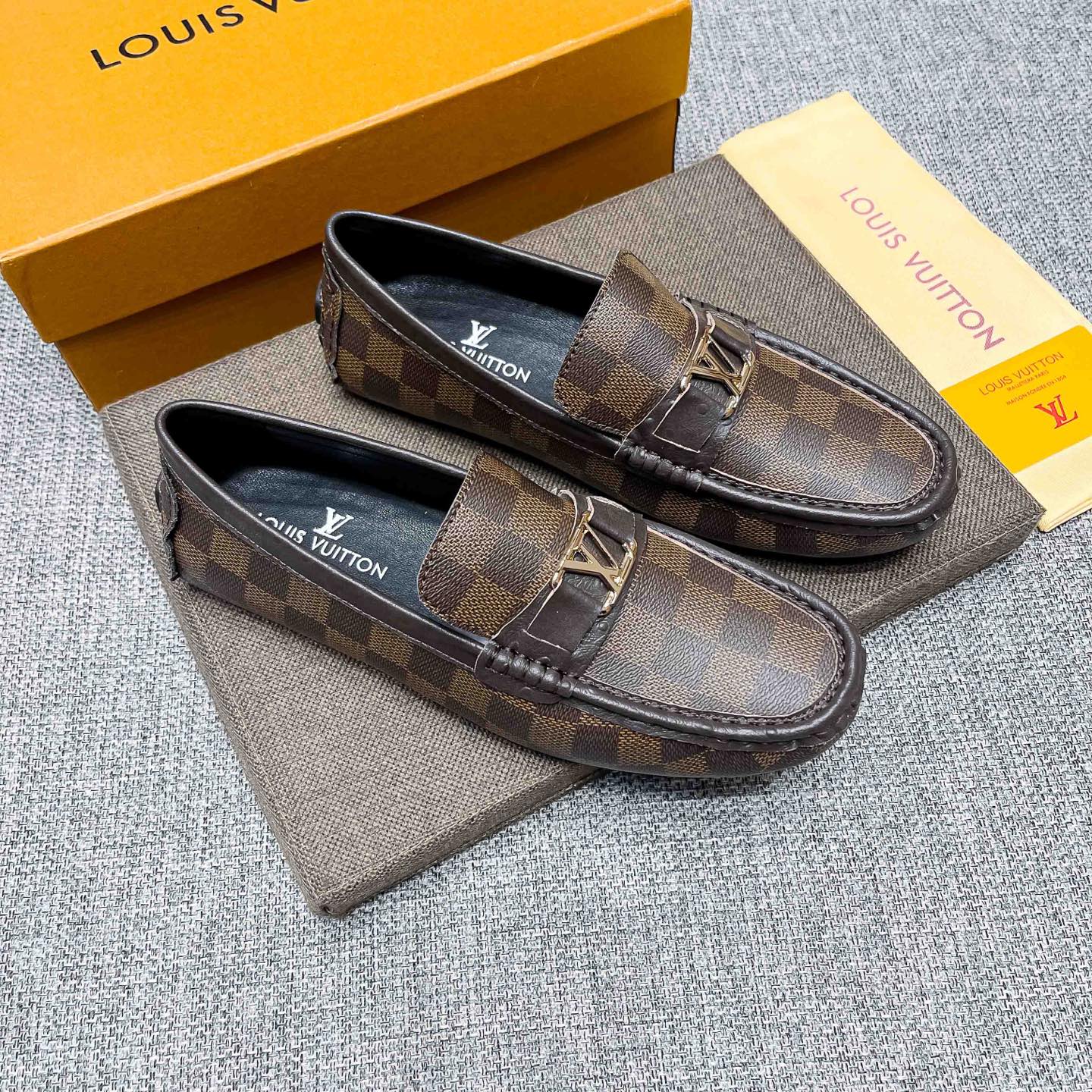 NO:756183,, LV Louis Vuitton official website flagship store business formal casual business high-end beanie shoes, upper layer of Italian cowhide, comfortable, sweat-absorbent and breathable pure cow lining (real material), original imported wear-resistant rubber sole, [Cool][[Gift] Refined and elegant men's favorite products, the upper shows the brand's low profile  Elegant, suitable for the wardrobe in all seasons, whether you are concentrating on work, spending leisure time with your family, or experiencing an elegant lifestyle in the city or the countryside, this series can show true masculine charm. [Applause][Cool][Struggle] Standard code 37～47,,louis  vuitton,louis vuitton,cowhide19860909,LV路易威登官网旗舰店商务正装休闲商务高端豆豆鞋,鞋面头层意大利牛皮,舒适吸汗透气全纯牛里(真材实料),原版进口耐磨橡胶底,[酷][[礼物]精致优雅男士心备佳品,鞋面尽显品牌低调优雅,适合四季衣橱,无论是专心致志地工作,与家人共度闲暇时光,还是在城市或乡间体验高雅的生活方式,该系列均可彰显真正的男性魅力.[鼓掌][酷][奋斗]标准码37～47,,louis vuitton,louis vuitton,cowhide,Men's shoes