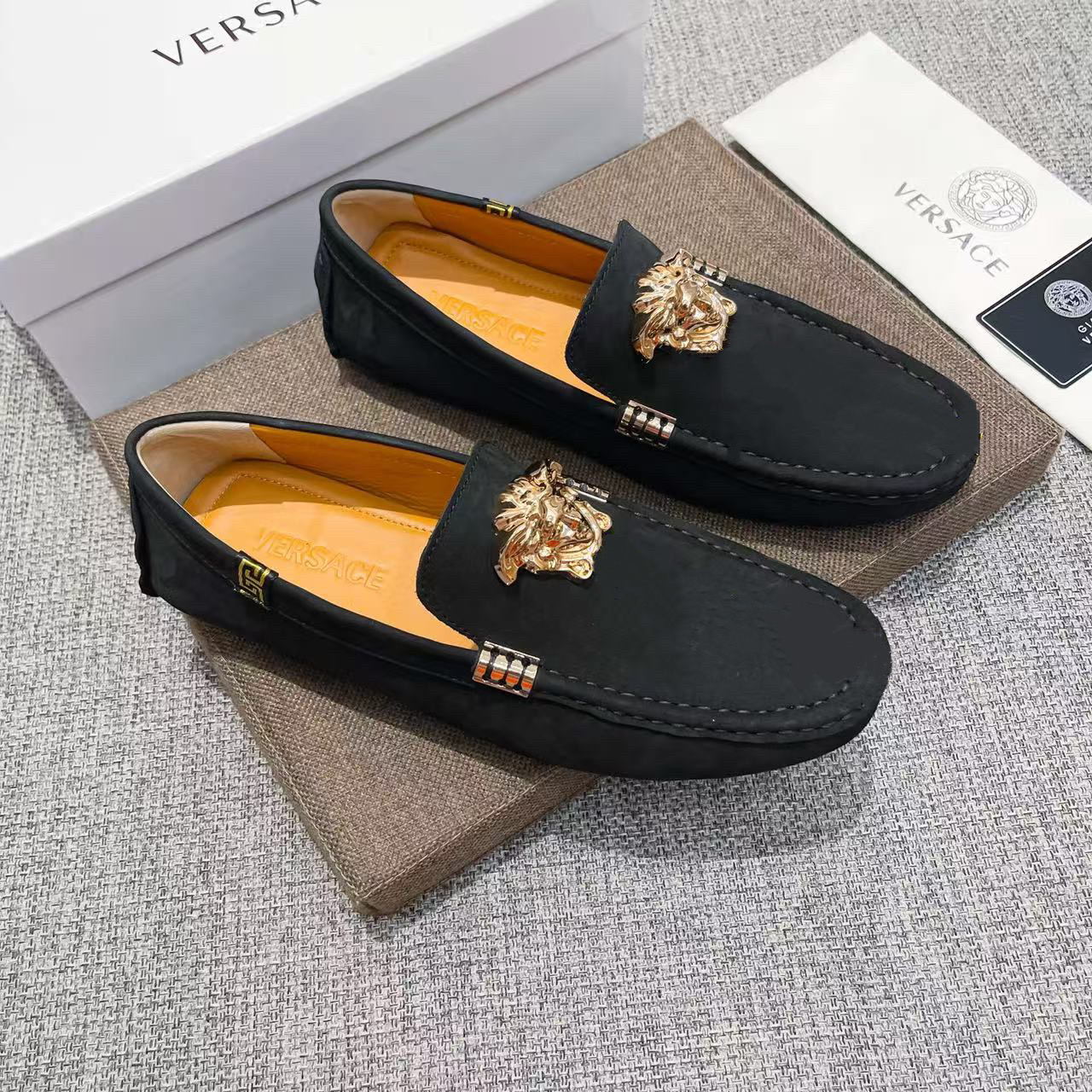 NO:888751,(actual price), VERACE, the first layer of the upper is Italian original suede cowhide + sexy Medusa avatar, the inside of the first layer is sweat-absorbent and the first layer is cowhide (real material), the original imported wear-resistant rubber sole, produced on the official website, a good product for men, using exquisite craftsmanship. Comfortable to wear. Exquisite.  Generous and elegant design, whether you are concentrating on work, spending leisure time with your family, or experiencing an elegant lifestyle in the city or countryside, this series can show true masculine charm. [Applause][Cool][Struggle] Standard code 37～47,,cowhide19860909(实价),VERACE,鞋面头层意大利原版头层反绒牛皮+性感美杜莎头像,头层内里吸汗头层牛里(真材实料),原版进口耐磨橡胶底,官网出品,男士心备佳品,采用精湛工艺.穿着舒适.精致大方,优雅设计,无论是专心致志地工作,与家人共度闲暇时光,还是在城市或乡间体验高雅的生活方式,该系列均可彰显真正的男性魅力.[鼓掌][酷][奋斗]标准码37～47,,cowhide,Men's shoes