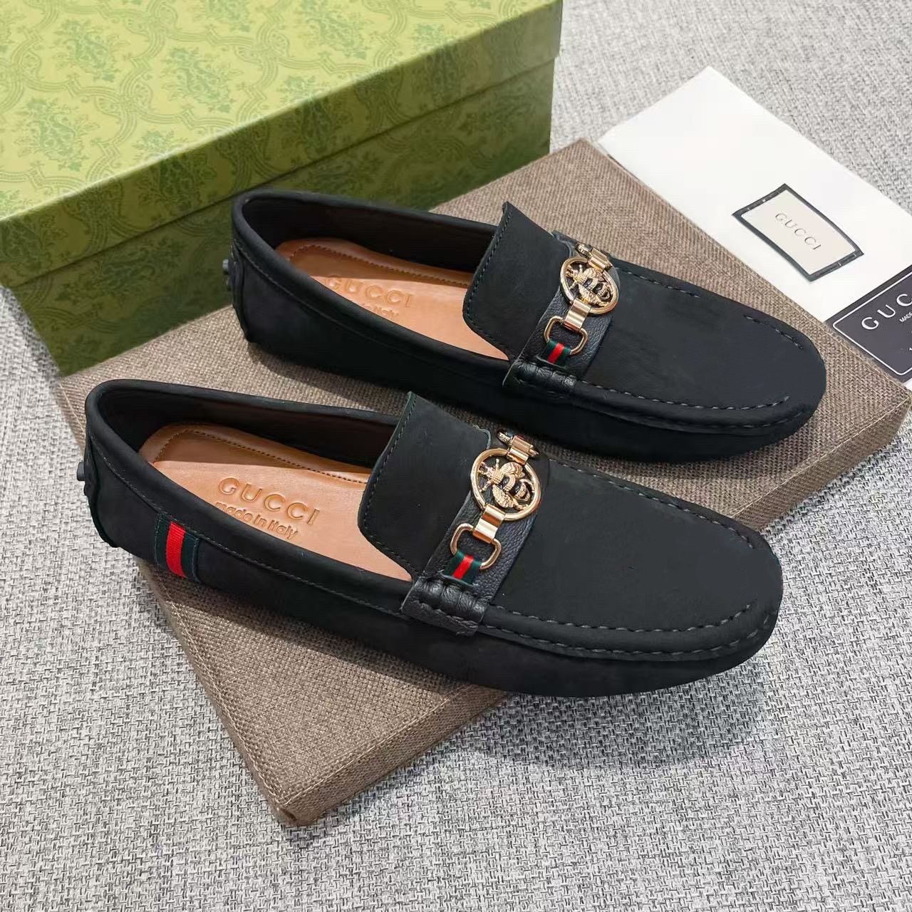 NO:730514,(actual price), [GUCCI] Gucci official website's original new high-end business and casual driving shoes, popular among Italian supermodels and aristocrats, the leader in the fashion industry, unsurpassed, the same style as the stars, the upper is made of imported original suede first-layer cowhide + original cowhide (real material), the French palace-level distinguished model is priced at 19,918 Swiss francs, this model is a Paris Fashion Week catwalk model, a brand can be deeply rooted in the heart  , a pair of shoes can also make you linger, wearing it is not only noble, but also a standard of aura 37-47,, gucci, cowhide19860909（实价),【GUCCI】 古奇官网原版新款高端商务休闲驾车豆豆鞋,意大利名模贵族们爆款,时尚界的佼佼者,无可超越,明星同款,鞋面采用进口原版反绒头层牛皮+原版牛里(真材实料),法国殿堂级尊贵款售价19918瑞士法郎,此款是法国巴黎时装周走秀款 ,一个品牌可以深植内心 ,一双鞋也可以让你流连忘返,穿出的不仅仅是尊贵,更是一种气场标准37-47,,gucci,cowhide,Men's shoes