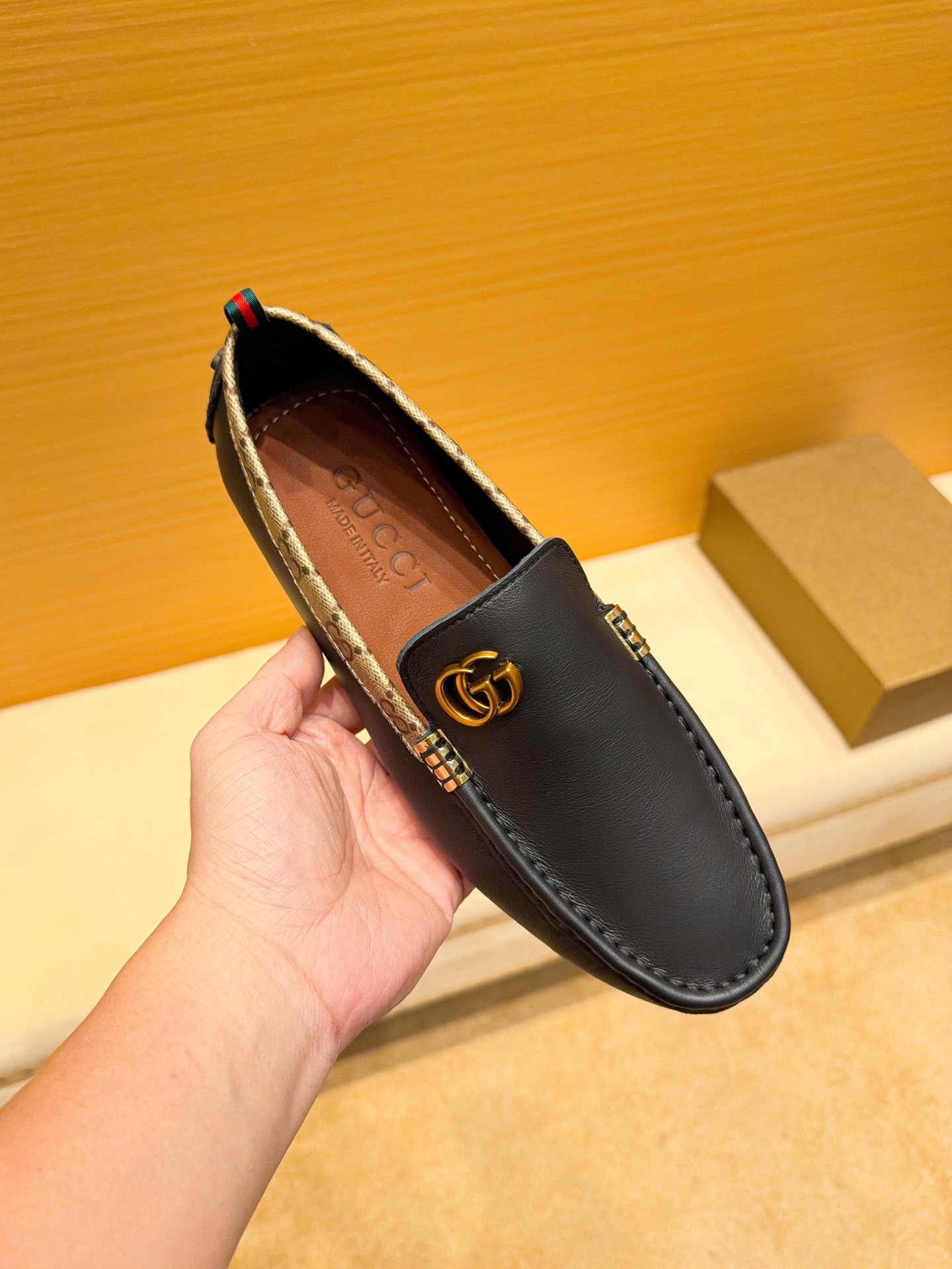 NO:756192,, Gucci, founded in Florence in 1919, is one of the global luxury brands. Its unique creativity and innovation are popular all over the world. Gucci - timeless and classic, has always been favored by celebrities and has become the darling of the world's upper class. Gucci has always been famous for its high-end luxury. The upper is made of original Italian cowhide, which is comfortable and breathable. Pure cowhide is made of real materials. It is extremely beautiful and shocking. A brand can be deeply rooted in the heart.  , a pair of shoes can also make you linger, wearing them is not only noble, but also a kind of aura, standard size 37-45,, gucci, gucci, cowhide19860909,古驰(Gucci),19创立于佛罗伦萨,是全球奢侈品品牌之一,其独特的创意和革新风靡全球,古驰—永恒而经典,一直以来深受明星们的青睐,并成为世界上流社会人的宠儿,GUCCI一直以高档奢华闻名于世,鞋面采用原版意大利牛皮,舒适透气纯牛皮里真材实料,极度美观,惊世骇俗,一个品牌可以深植内心 ,一双鞋也可以让你流连忘返,穿出的不仅仅是尊贵,更是一种气场,标准码37-45,,gucci,gucci,cowhide,Men's shoes