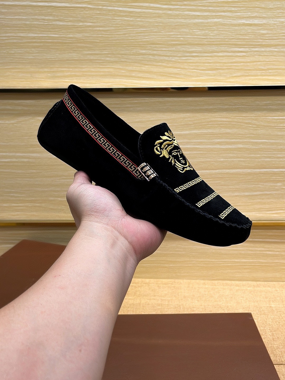 NO:830372,(actual price) [VERACE] Versace official website new business casual men's French beans shoes, the latest elements are trending around the world, the official website is hot selling, the official original version, one to one at the counter, the upper is imported from Italy, the original first-layer frosted cowhide sexy Meisha head metal buckle, the original non-slip outsole, comfortable, breathable and sweat-absorbent cowhide lining with real materials, comfort speaks for itself with quality, give people double face, standard code 37-47,,versace,cowhide19860909(实价)【VERACE】范思哲官网新款商务休闲男士四季豆豆鞋,最新元素潮爆全球,官网火爆热卖,官方原版版本,专柜一比一,鞋面意大利进口原版头层磨砂牛皮性感美灶莎头像金属扣,原版防滑大底,舒适透气吸汗牛皮内里真材实料,舒适以质量说话,送人双倍面子 标准码37-47,,versace,cowhide,Men's shoes