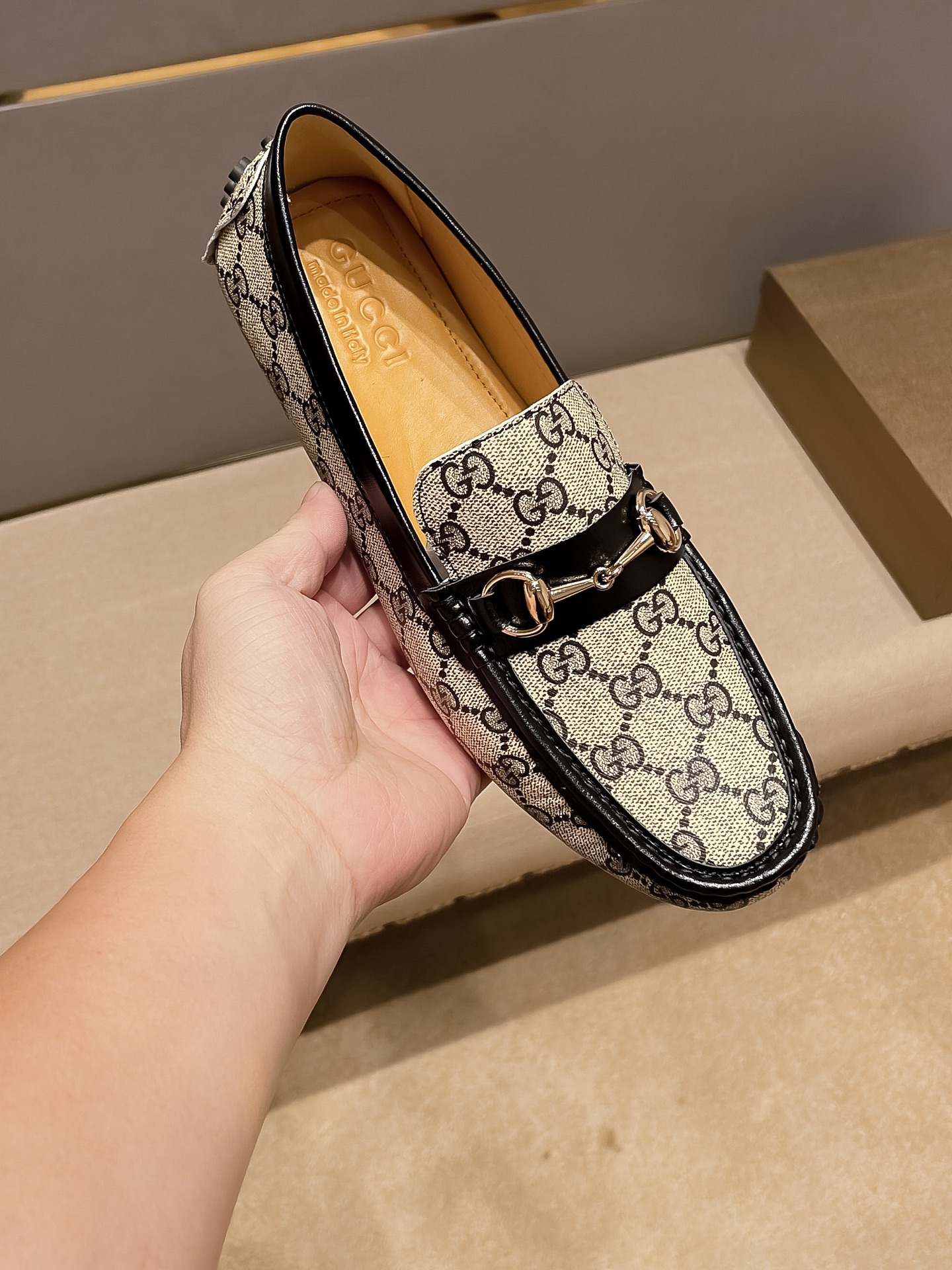 P270，牛里真材实料，古驰(Gucci)，1921年创立于佛罗伦萨，是全球奢侈品品牌之一，其独特的创意和革新风靡全球，古驰—永恒而经典，一直以来深受明星们的青睐，并成为世界上流社会人的宠儿，GUCCI一直以高档奢华闻名于世，鞋面采用意大利原版GG牛皮，舒适透气纯牛里(真材实料)，极度美观，惊世骇俗，一个品牌可以深植内心 ，一双鞋也可以让你流连忘返，穿出的不仅仅是尊贵，更是一种气场，标准码37-47