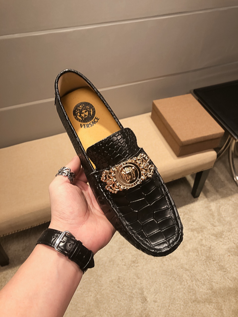NO:756186,, brand Versace, (cowhide lining), the upper is made of first-layer crocodile leather + Medusa sexy avatar, men's favorite, comfortable and breathable genuine cow lining, original imported wear-resistant rubber sole, [Cool] [Proud] Produced by Versace official website [Gift]  Exquisite and elegant men's favorite products, using exquisite processing technology. Comfortable to wear. The exquisite and simple upper shows the brand's low-key elegance and is suitable for wardrobes in all seasons. Whether you are concentrating on work, spending leisure time with your family, or experiencing an elegant lifestyle in the city or the countryside, this series can show true masculine charm. [Applause][Cool][Struggle] Standard code 37～47,,versace,cowhide,crocodile skin19860909,品牌范思哲,(牛皮里),鞋面采用头层鳄鱼皮+美杜莎性感头像,男士的最爱,舒适透气牛里真材实料,原版进口耐磨橡胶底,[酷][得意]范思哲官网出品[礼物] 精致优雅男士心备佳品,采用精湛的处理工艺.穿着舒适.精致简单鞋面尽显品牌低调优雅,适合四季衣橱,无论是专心致志地工作,与家人共度闲暇时光,还是在城市或乡间体验高雅的生活方式,该系列均可彰显真正的男性魅力.[鼓掌][酷][奋斗]标准码37～47,,versace,cowhide,crocodile skin,Men's shoes