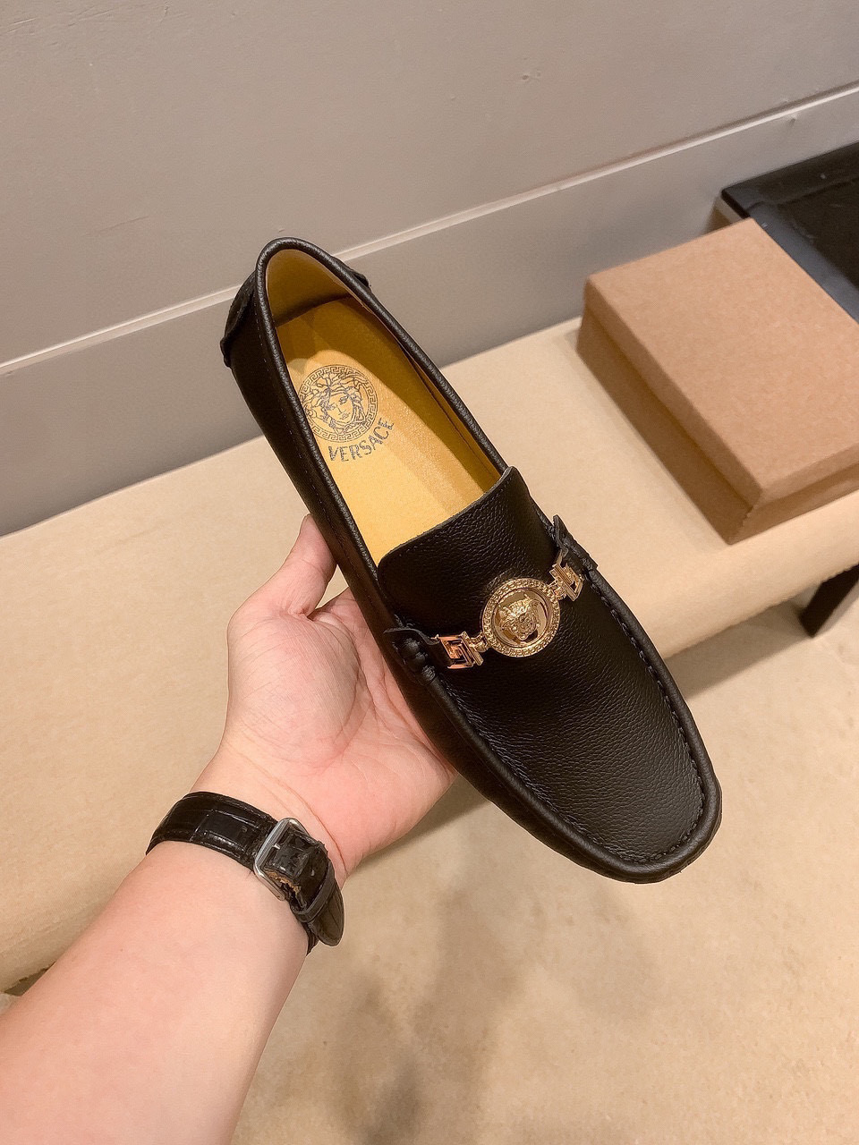 NO:888786,(actual price) brand Versace, (cowhide leather), the same style as Hu Ge [strong] [lightning] official new style + popular style, purely handmade, absolutely high-end goods, only sold to you who know the stuff [satisfied], luxury  Low-key and connotative, the first-layer pebbled cowhide imported from Italy is comfortable and breathable, and the full-layer apricot cowhide is authentic and bohemian. It continues Versace's persistence for hundreds of years in creating each unique product for the public. The Turkish master personally designed it, standard 37-47, versace, cowhide19860909(实价)品牌范思哲,(牛皮里),胡歌同款哦[强][闪电] 官方新款+爆款,纯手工制作,绝对的高端好货,只卖懂货的你[得意],奢华 低调有内涵,意大利进口头层荔枝纹牛皮面,舒适、透气,全头层杏色牛里真才实料、放荡不羁,延续了范思哲所坚持不懈了百年为大众打造每一款都独具匠心的产品,土耳其大师亲自操刀设计 ,标准37-47,,versace,cowhide,Men's shoes