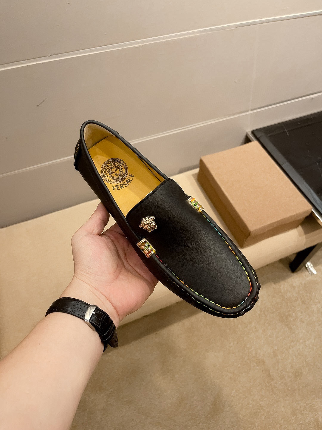 NO:830332,, brand Versace, official original version, upper first layer imported cowhide +  The fatal temptation avatar of the goddess Gorgon Medusa, men's favorite, can't resist [Naughty] The first layer is made of real cow lining, the original imported wear-resistant rubber sole, [Cool] Produced by the official website [Gift] Exquisite and elegant, a good product for men, comfortable to wear. The exquisite upper shows the low-key elegance of the brand, suitable for all seasons  Classic wardrobe. Whether you are concentrating on work, spending leisure time with your family, or experiencing an elegant lifestyle in the city or the countryside, this series can show true masculine charm [Applause] [Cool] [Struggle] Standard code 37～47,,versace,cowhide19860909,品牌范思哲,官方原版,鞋面头层进口牛皮+ 女神蛇发女妖美杜莎致命诱惑头像,男士最爱,无法抗拒[调皮]头层内里牛里真材实料,原版进口耐磨橡胶底,[酷]官网出品[礼物]精致优雅男士心备佳品,穿着舒适.精致鞋面尽显品牌低调优雅,适合四季衣橱经典.无论是专心致志地工作,与家人共度闲暇时光,还是在城市或乡间体验高雅的生活方式,该系列均可彰显真正的男性魅力[鼓掌][酷][奋斗]标准码37～47,,versace,cowhide,Men's shoes