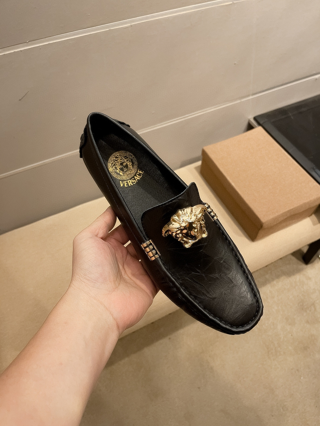 NO:852609,, Versace official flagship store new model, upper layer of Italian cowhide, comfortable and breathable genuine cowhide material, original imported wear-resistant rubber sole, [Cool][[Gift] Exquisite and elegant men's favorite products, comfortable to wear. Men's favorite upper is Mezaosha's sexy avatar, the brand is low-key and elegant, suitable for all seasons  Wardrobe, whether you are concentrating on work, spending leisure time with your family, or experiencing an elegant lifestyle in the city or the countryside, this series can show true masculine charm. [Applause][Cool][Struggle] Standard code 37～47,,versace,cowhide19860909,范思哲官方旗舰店新款,鞋面头层意大利牛皮,舒适透气牛里真材实料,原版进口耐磨橡胶底,[酷][[礼物]精致优雅男士心备佳品,穿着舒适.鞋面美灶莎性感头像男士最爱,品牌低调优雅,适合四季衣橱,无论是专心致志地工作,与家人共度闲暇时光,还是在城市或乡间体验高雅的生活方式,该系列均可彰显真正的男性魅力.[鼓掌][酷][奋斗]标准码37～47,,versace,cowhide,Men's shoes