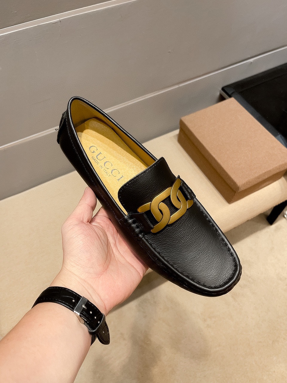 NO:852603,(actual price), the highest version of Gucci’s official flagship store, the latest model + popular model, the upper is imported Italian first-layer cowhide, comfortable and breathable, real material, the original imported wear-resistant rubber sole, a refined and elegant man’s favorite product, comfortable to wear. The exquisite and simple upper shows the low-key elegance of the brand, suitable for all seasons  Wardrobe, whether you are concentrating on work, spending leisure time with your family, or experiencing an elegant lifestyle in the city or the countryside, this series can show true masculine charm. [Applause][Cool][Struggle] Standard code 37～47,,gucci,cowhide19860909(实价),古驰官方旗舰店最高版本新款+爆款,鞋面进口意大利头层牛皮,舒适透气牛里真材实料,原版进口耐磨橡胶底,精致优雅男士心备佳品,穿着舒适.精致简单鞋面尽显品牌低调优雅,适合四季衣橱,无论是专心致志地工作,与家人共度闲暇时光,还是在城市或乡间体验高雅的生活方式,该系列均可彰显真正的男性魅力.[鼓掌][酷][奋斗]标准码37～47,,gucci,cowhide,Men's shoes