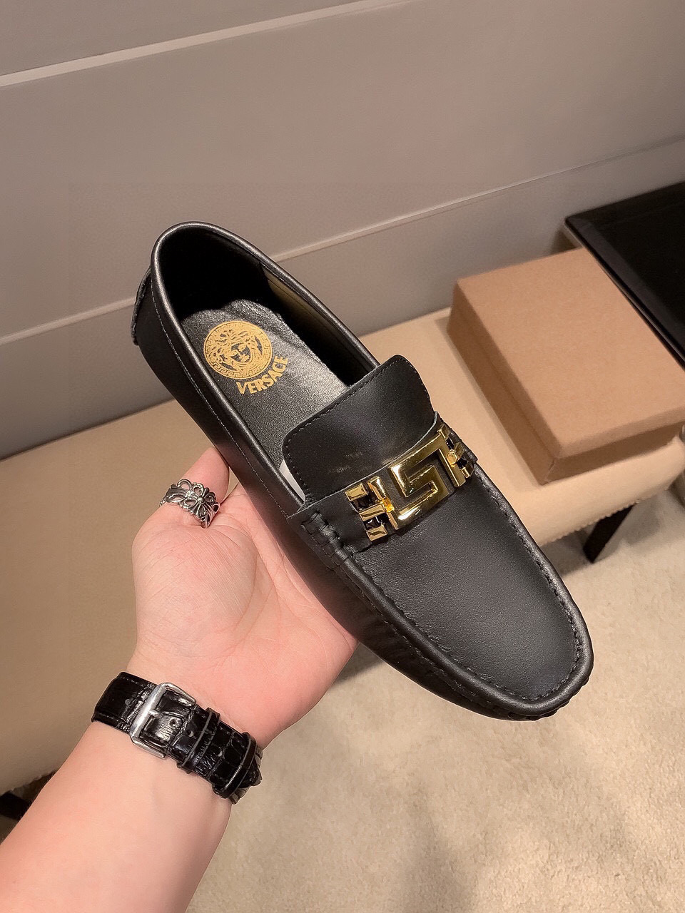 NO:756180,, brand Versace, official original version, upper first layer imported cowhide +  The Fatal Temptation Avatar of the Goddess Gorgon Medusa, Men's Favorite [Naughty] Head layer lining, original imported wear-resistant rubber sole, [Cool] Produced by the official website [Gift] Exquisite and elegant, a perfect product for men, comfortable to wear. The exquisite upper shows the low-key elegance of the brand, suitable for the classic wardrobe of all seasons.  .Whether you are concentrating on work, spending leisure time with your family, or experiencing an elegant lifestyle in the city or the countryside, this series can show true masculine charm [Applause][Cool][Struggle] Standard code 37～47,,versace,cowhide19860909,品牌范思哲,官方原版,鞋面头层进口牛皮+ 女神蛇发女妖美杜莎致命诱惑头像,男士的最爱[调皮]头层内里牛里,原版进口耐磨橡胶底,[酷]官网出品[礼物]精致优雅男士心备佳品,穿着舒适.精致鞋面尽显品牌低调优雅,适合四季衣橱经典.无论是专心致志地工作,与家人共度闲暇时光,还是在城市或乡间体验高雅的生活方式,该系列均可彰显真正的男性魅力[鼓掌][酷][奋斗]标准码37～47,,versace,cowhide,Men's shoes