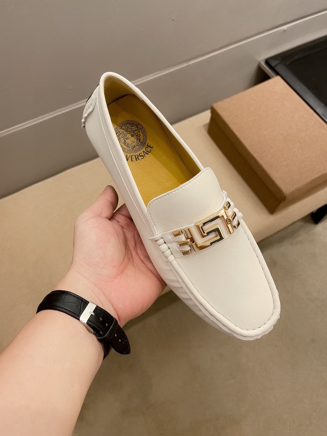NO:830285,[Versace] Official new style, Milan Men's Fashion Week catwalk model, upper imported soft cowhide with pebbled pattern + sweat-absorbent, breathable and non-fading first layer, comfortable cowhide lining, ultra-smooth texture, sweat-absorbent and breathable, shoe body LOGO Medusa head high-level rules represent advanced craftsmanship, low-key and generous, great on-foot effect, nightclub seduce girl artifact!  size37-47,,versace,versace,cowhide19860909【Versace 范思哲】官方新款,米兰男时装周走秀款,鞋面进口荔枝纹头层柔软牛皮+吸汗透气不掉色头层穿舒服牛皮内里,超滑质感,吸汗透气 ,鞋身LOGO美杜莎头像高级规则代表高级工艺标志,低调大方,上脚效果超赞 夜店撩妹神器！size37-47,,versace,versace,cowhide,Men's shoes