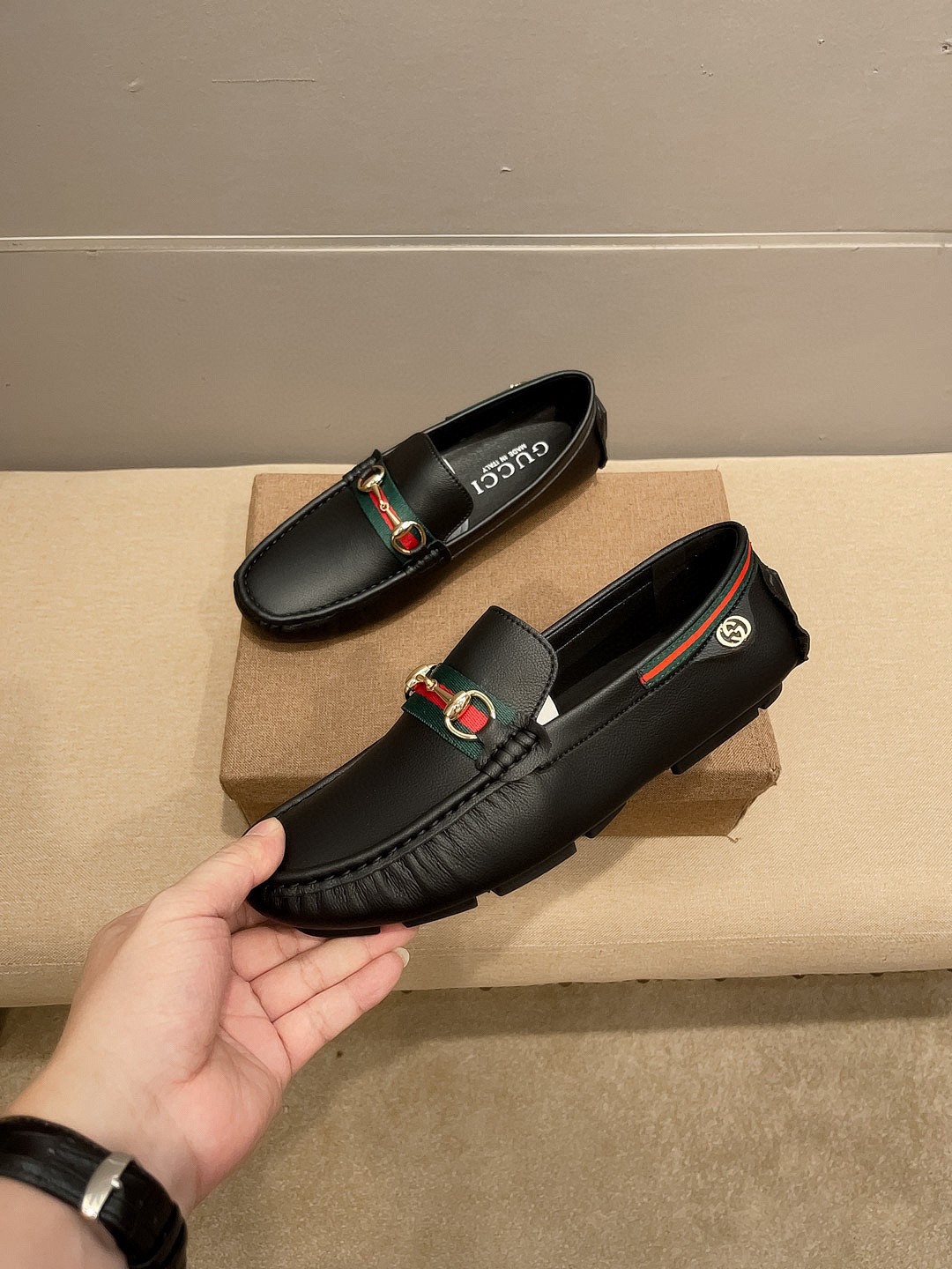 P270，古驰(Gucci)，1921年创立于佛罗伦萨，是全球奢侈品品牌之一，其独特的创意和革新风靡全球，古驰—永恒而经典，一直以来深受明星们的青睐，并成为世界上流社会人的宠儿，GUCCI一直以高档奢华闻名于世，鞋面采用原版意大利荔枝纹牛皮，内里原版舒适透气牛里，极度美观，惊世骇俗，一个品牌可以深植内心 ，一双鞋也可以让你流连忘返，穿出的不仅仅是尊贵，更是一种气场，标准码37-47