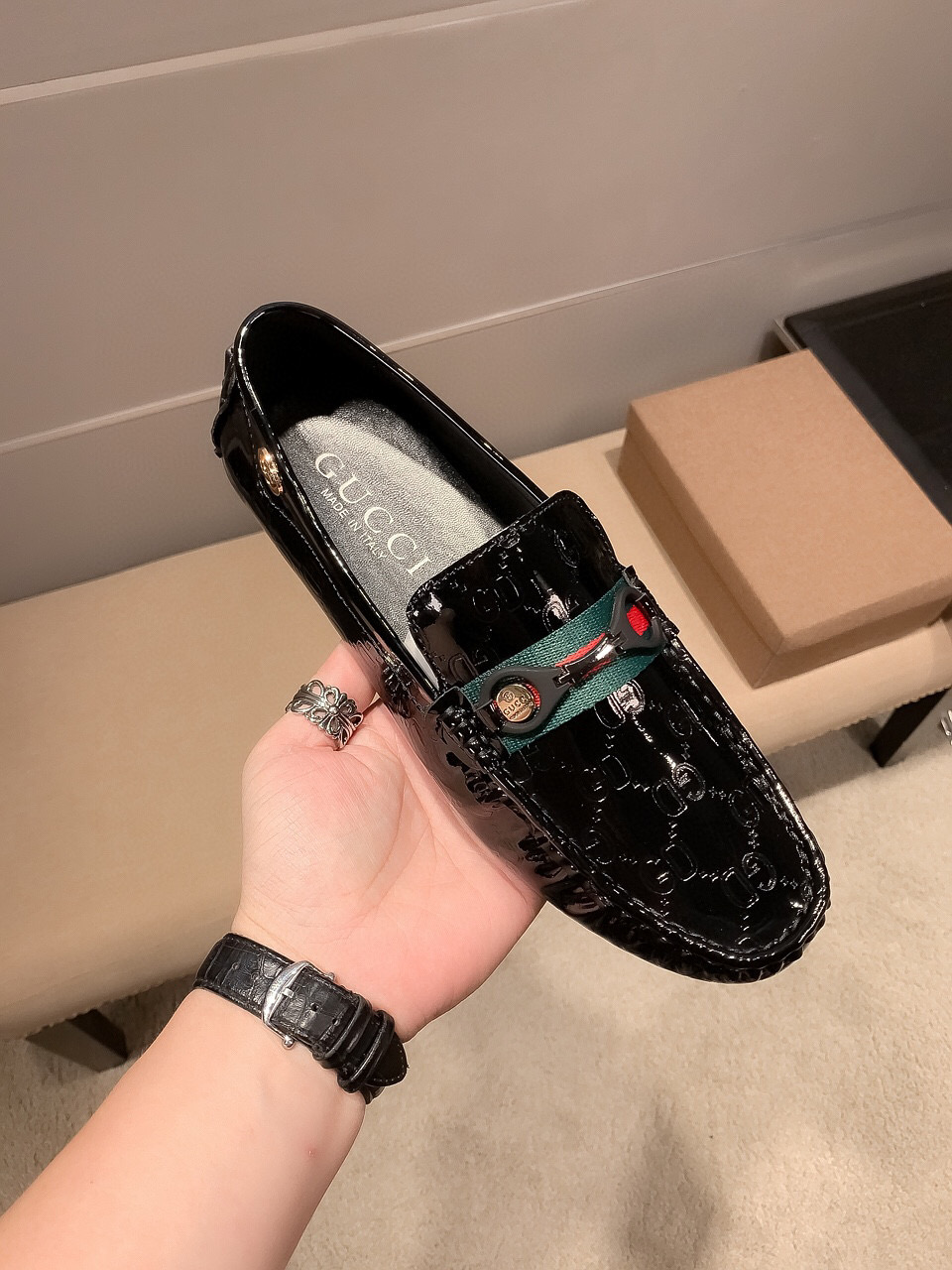 NO:830362,(actual price), brand GUCCI, Gucci official flagship store Doudou Shoes ~ Four Seasons Trendy Shoes' counter quality, Gucci 1:1 high-quality workmanship, upper: imported cow patent leather, comfortable and breathable cow lining, fashionable lazy business style design, casual loafers, running shoes are most suitable for young people. British fashion boots are equipped with original raw rubber wear-resistant soles, absolutely high-end and high-end, suitable for drivers to drive  A must-have for trendy men, standard size 37-47, gucci, loafers, boots19860909(实价),品牌GUCCI,古奇官方旗舰店豆豆鞋～四季潮鞋》专柜品质,古奇1:1优质做工,鞋面:进口牛漆皮,舒适透气牛里,时尚懒人商务风设计,休闲乐福款,跑步鞋青年人最适合不过啦.英伦潮靴 配原版生胶耐磨大底,绝对高档上档次,司机驾车专用 潮男必备款,标准码37-47,,gucci,loafers,boots,Men's shoes