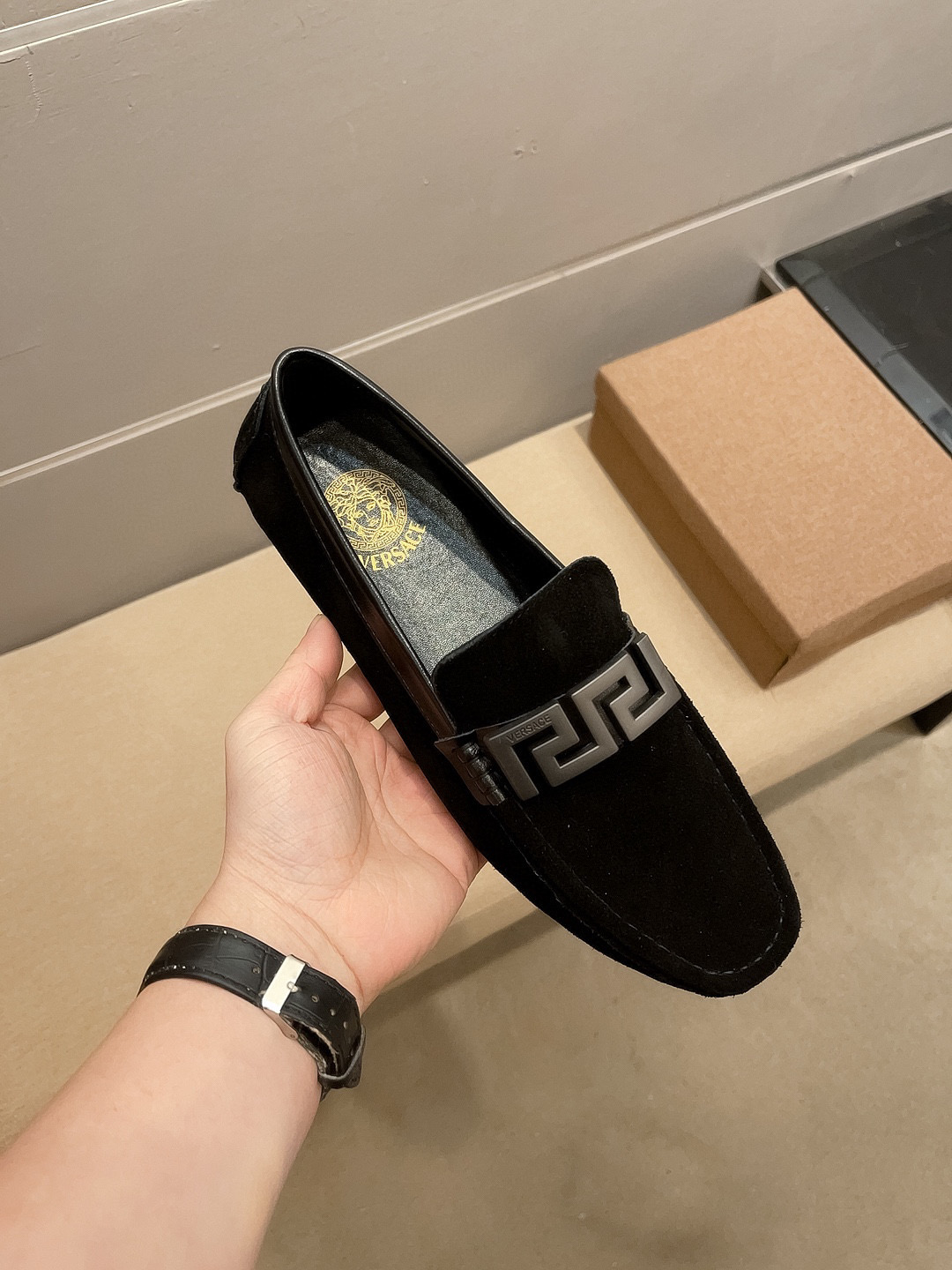 NO:756189,(actual price) [VERACE] Versace's official high-quality men's business casual shoes, the latest elements are trending around the world, the official website is hot selling, original version, 1:1 at the counter, the upper is imported from Italy, the original first-layer frosted cowhide (absolutely high-end), the original non-slip outsole, comfortable cowhide lining for the feet, comfort speaks for itself with quality, and gives people double face. Standard code 37-47,,versace,cowhide19860909(实价)【VERACE】范思哲官方高品质男士商务休闲豆豆鞋,最新元素潮爆全球,官网火爆热卖,原版版本,专柜一比一,鞋面意大利进口原版头层磨砂牛皮(绝对高端)原版防滑大底,舒适牛皮内里垫脚,舒适以质量说话,送人双倍面子 标准码37-47,,versace,cowhide,Men's shoes