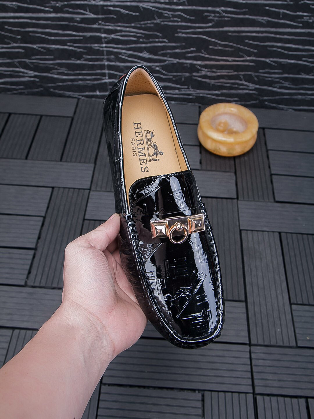 NO:830373,(actual price), Hermès official flagship store new style + popular business casual high-end beanie shoes, the official website price is 19,918 francs, Hermès has always been the best among many brands, Hermès is bright in all seasons, the upper is imported original Italian cowhide, comfortable and transparent  Air cowhide lining, high-end fashion, rubber outsole imported from Vietnam, Hermès pays special attention to quality and craftsmanship, and the nobility and atmosphere from Milan are integrated into it. It is more like a kind of travel on the go, with a casual exile style, simple and lightweight, versatile fashion...  Positive code 37-47,,hermes,cowhide19860909(实价),爱马仕官方旗舰店新款+爆款商务休闲高端豆豆鞋,官网售价19918法郎,爱马仕在众多品牌中始终是品牌中的效效者,爱马仕亮丽四季,鞋面进口头层意大利原版牛皮,舒适透气牛皮内里,高端时尚,越南进口橡胶大底,爱马仕异常注重品质及工艺,来自米兰的高贵及气息融入其中,更像是一种说走就走的旅行,随性放逐的格调,简约轻便,百搭的时尚...... 正码37-47,,hermes,cowhide,Men's shoes