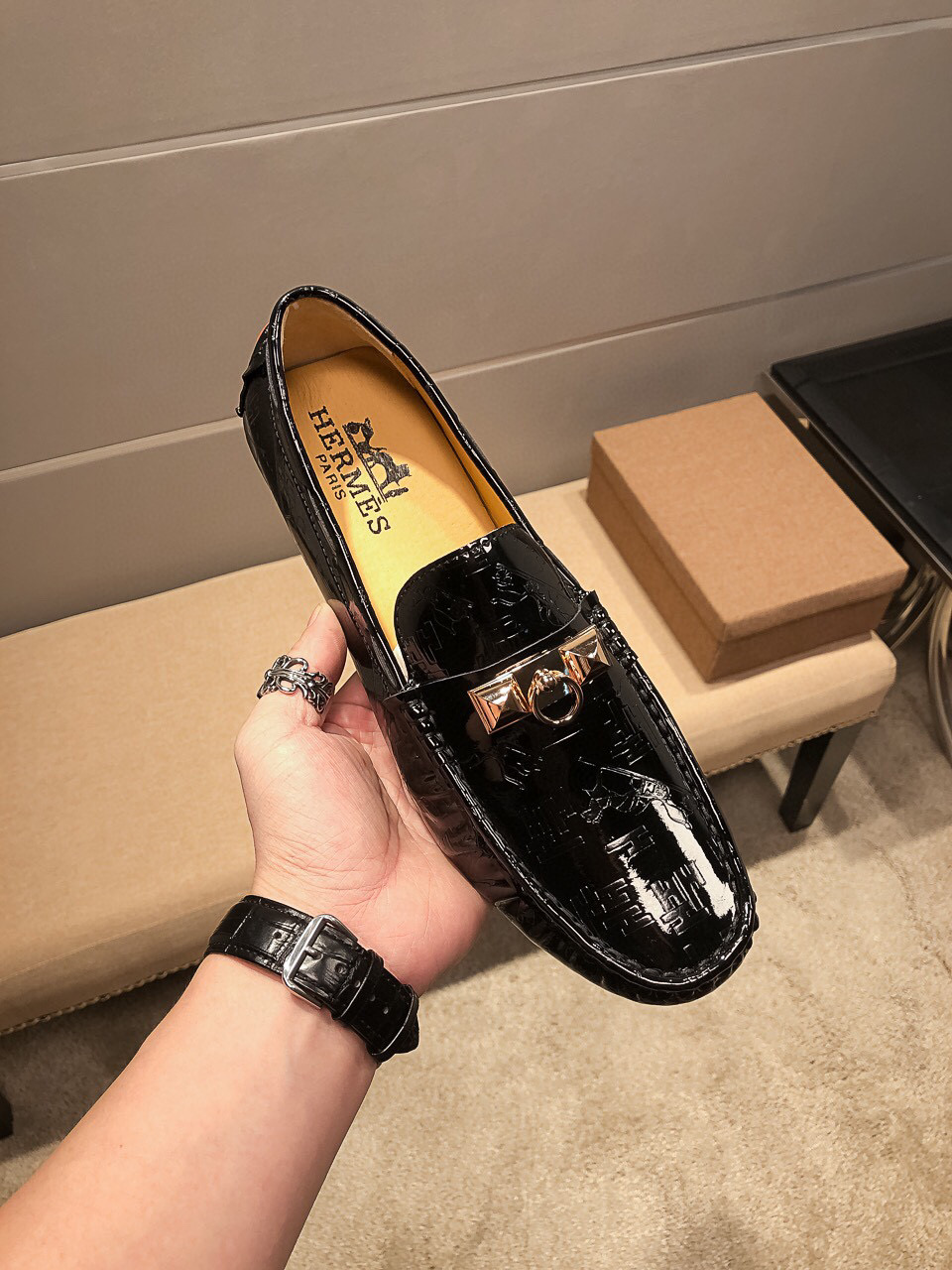 NO:850587,(actual price), Hermès official flagship store new style + popular business casual high-end beanie shoes, the official website price is 19,918 francs, Hermès has always been the best among many brands, Hermès is bright in all seasons, the upper is imported original Italian cowhide, comfortable and transparent  Air cowhide lining, high-end fashion, rubber outsole imported from Vietnam, Hermès pays special attention to quality and craftsmanship, and the nobility and atmosphere from Milan are integrated into it. It is more like a kind of travel on the go, with a casual exile style, simple and lightweight, versatile fashion...  Positive code 37-47,,hermes,cowhide19860909(实价),爱马仕官方旗舰店新款+爆款商务休闲高端豆豆鞋,官网售价19918法郎,爱马仕在众多品牌中始终是品牌中的效效者,爱马仕亮丽四季,鞋面进口头层意大利原版牛皮,舒适透气牛皮内里,高端时尚,越南进口橡胶大底,爱马仕异常注重品质及工艺,来自米兰的高贵及气息融入其中,更像是一种说走就走的旅行,随性放逐的格调,简约轻便,百搭的时尚...... 正码37-47,,hermes,cowhide,Men's shoes