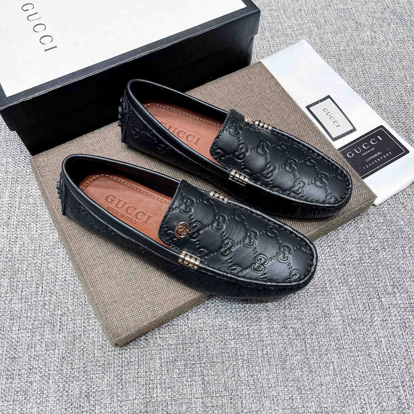 NO:756168,, Gucci, founded in Florence in 1919, is one of the global luxury brands. Its unique creativity and innovation are popular all over the world. Gucci - timeless and classic, has always been favored by celebrities and has become the darling of the world's upper class. Gucci has always been famous for its high-end luxury. The upper is made of original Italian brown cowhide, which is comfortable and breathable. Pure cow lining (real material), extremely beautiful and shocking, a brand can be deeply rooted in the heart.  , a pair of shoes can also make you linger, wearing it is not only noble, but also a kind of aura, standard size 37-47,, gucci, gucci, cowhide19860909,古驰(Gucci),19创立于佛罗伦萨,是全球奢侈品品牌之一,其独特的创意和革新风靡全球,古驰—永恒而经典,一直以来深受明星们的青睐,并成为世界上流社会人的宠儿,GUCCI一直以高档奢华闻名于世,鞋面采用原版意大利棕色牛皮,舒适透气纯牛里(真材实料),极度美观,惊世骇俗,一个品牌可以深植内心 ,一双鞋也可以让你流连忘返,穿出的不仅仅是尊贵,更是一种气场,标准码37-47,,gucci,gucci,cowhide,Men's shoes