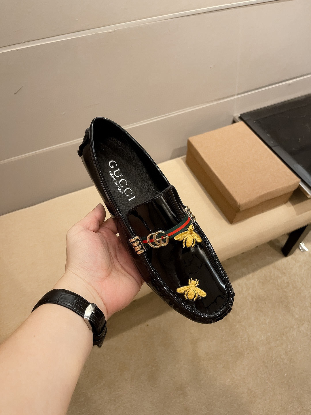 NO:888803,, Gucci official flagship store men's business casual shoes, the latest elements are trending around the world, the official website is hot selling, original version, one to one counter, upper imported from Italy original first-layer cow patent leather + embroidery (absolutely high-end) original non-slip outsole, comfortable sweat-absorbent cowhide lining for feet, comfort speaks for itself with quality, give away double face nightclub magic weapon, standard code 37-47,,cowhide19860909,古奇官方旗舰店男士商务休闲豆豆鞋,最新元素潮爆全球,官网火爆热卖,原版版本,专柜一比一,鞋面意大利进口原版头层牛漆皮+刺绣(绝对高端)原版防滑大底,舒适吸汗牛皮内里垫脚,舒适以质量说话,送人双倍面子夜店撩妹神器, 标准码37-47,,cowhide,Men's shoes