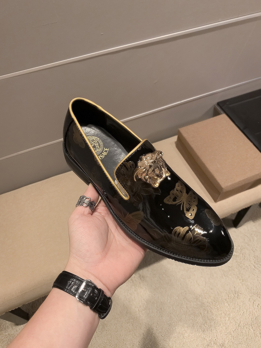 NO:780365,[Versace] Official website new model + popular model, Milan Men's Fashion Week catwalk model, imported golden butterfly cow patent leather on the upper + sweat-absorbent, breathable and non-fading top layer, comfortable cowhide lining, super smooth texture, sweat-absorbent and breathable, the shoe body LOGO Medusa head high-level rules represent the advanced craftsmanship mark, low-key and generous, the on-foot effect is great, nightclub flirting tool!  size37-45,,versace,versace,cowhide19860909【Versace 范思哲】官网新款+爆款,米兰男时装周走秀款,鞋面进口金蝴蝶牛漆皮+吸汗透气不掉色头层穿舒适牛皮内里,超滑质感,吸汗透气 ,鞋身LOGO美杜莎头像高级规则代表高级工艺标志,低调大方,上脚效果超赞 夜店撩妹神器！size37-45,,versace,versace,cowhide,Men's shoes