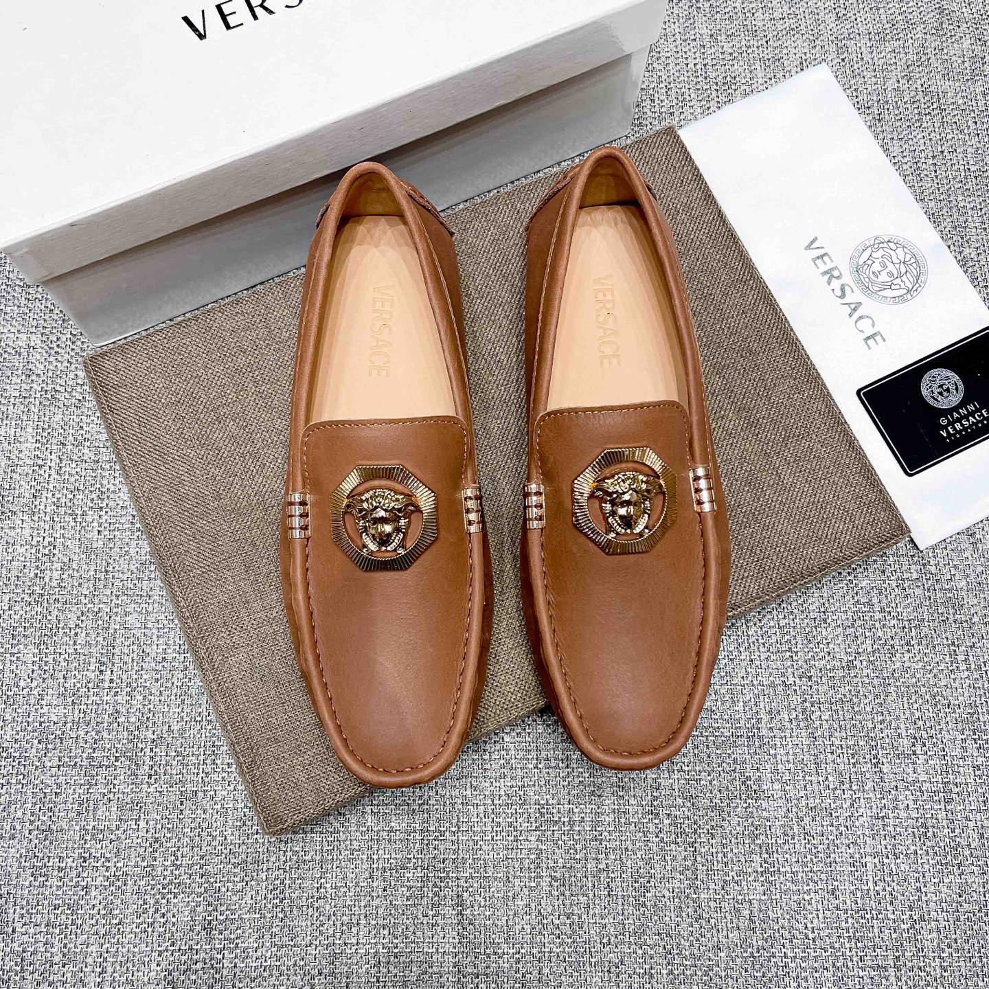 NO:888779,(actual price) [VERACE] Versace official website original business and casual driving shoes, the latest elements are trending around the world, the official website is hot selling, from the aristocratic version of Paris, France, the original version, one to one counters, the upper is imported from Italy, the original first-layer cowhide (absolutely high-end), the original non-slip outsole, comfortable and breathable, pure cow lining for the feet (real material), the sexy head of the goddess on the upper, men's favorite, the cowhide lining is comfortable and quality speaks for itself, giving people double face  Standard code 37-47,,versace,cowhide19860909(实价)【VERACE】范思哲官网原单商务休闲驾车豆豆鞋,最新元素潮爆全球,官网火爆热卖,来自法国巴黎名媛贵族爆版,原版版本,专柜一比一,鞋面意大利进口原版头层牛皮(绝对高端)原版防滑大底,舒适透气全纯牛里垫脚(真材实料),鞋面女神性感头像,男士的最爱,牛皮内里舒适以质量说话,送人双倍面子 标准码37-47,,versace,cowhide,Men's shoes