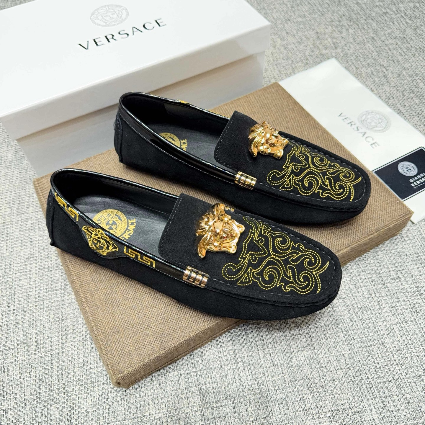 NO:782884,Brand Versace, the same model as the star Hu Ge [Strong] [Lightning] Official new style + popular style, purely handmade with high-end embroidery on the upper, original version, absolutely good goods, only sold to you who know the stuff [Proud], luxury  Low-key and connotative, the upper is imported cow suede leather from Italy + embroidered with a sexy succubus head. It is a favorite for men. It is comfortable and breathable. The cowhide is genuine and bohemian. It continues Versace's persistence for hundreds of years to create each unique product for the public. The Turkish master personally designs it. It is not only noble, but also a kind of aura. Standard 37-47, versace, cowhide19860909品牌范思哲,明星胡歌同款哦[强][闪电] 官方新款+爆款,纯手工制作配合鞋面高端刺绣,原版版本,绝对的好货,只卖懂货的你[得意],奢华 低调有内涵,鞋面意大利进口牛反绒牛皮+刺绣性感女妖头像,男士的最爱,舒适透气牛里真才实料、放荡不羁,延续了范思哲所坚持不懈了百年为大众打造每一款都独具匠心的产品,土耳其大师亲自操刀设计 ,穿出的不仅仅是尊贵,更是一种气场,标准37-47,,versace,cowhide,Men's shoes