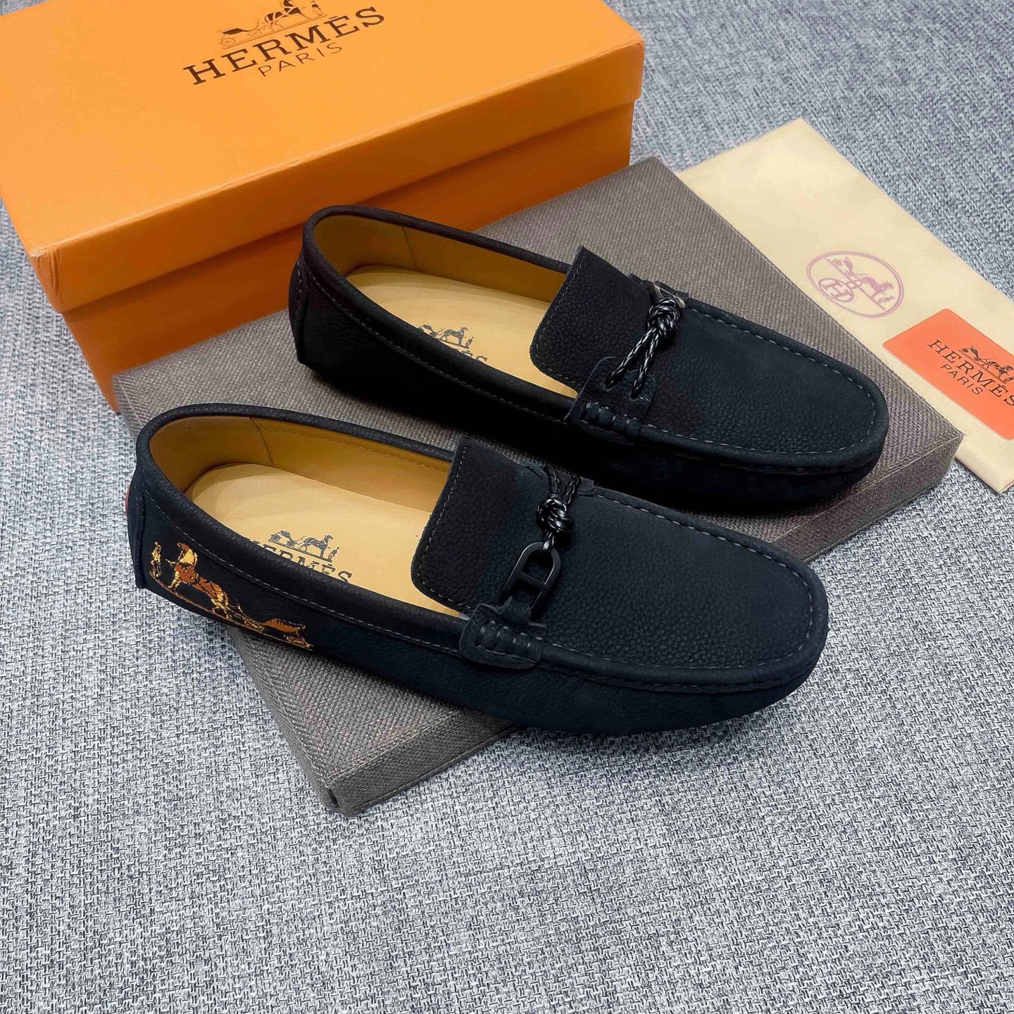 NO:780420,, (all pure cowhide), the official new model of Hermès, high-end beanie shoes, popular among Italian supermodels and aristocrats, Hermès is the leader in the fashion industry, unsurpassed, suitable for driving, leisure, white-collar workers, business men's first choice, the same style as celebrities, the upper is made of imported original first-layer cowhide + embroidery, the original comfortable and breathable cowhide. The price of the French palace-level noble model is 19,918 Swiss francs, the Paris Fashion Week catwalk model, a brand can be deeply rooted in the heart.  , a pair of shoes can also make you linger, wearing it is not only noble, but also a standard of aura 37-47, hermes, hermes, cowhide19860909,(全纯牛里),爱马仕（Hermès）官方新款,高端豆豆鞋,意大利名模贵族们爆款,Hermès时尚界的佼佼者,无可超越,适合驾车,休闲,白领,商务男士首选,明星同款,鞋面采用进口原版头层牛皮+刺绣,原版舒适透气牛里.法国殿堂级尊贵款售价19918瑞士法郎,法国巴黎时装周走秀款 ,一个品牌可以深植内心 ,一双鞋也可以让你流连忘返,穿出的不仅仅是尊贵,更是一种气场标准37-47,,hermes,hermes,cowhide,Men's shoes