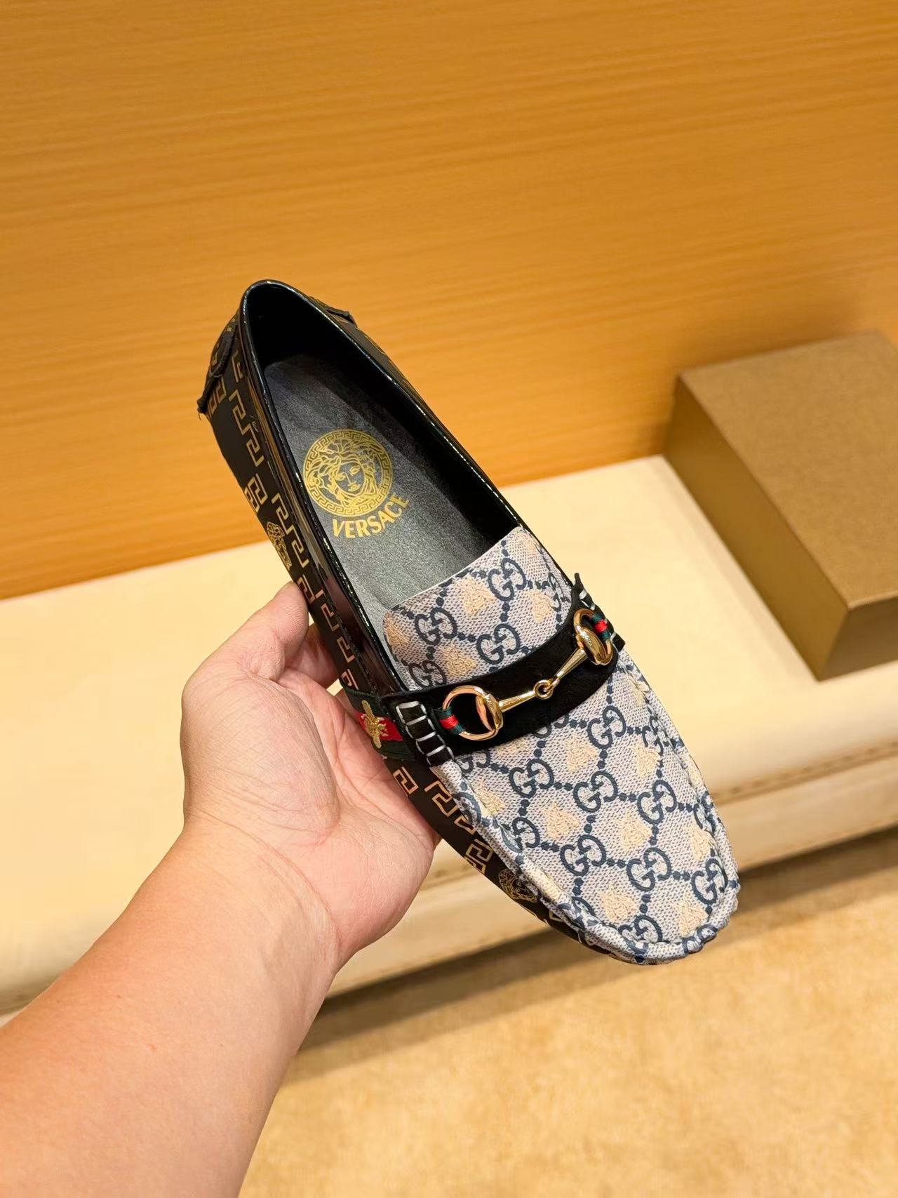 NO:830324,(Real price) [Gucci Versace Cooperation Edition] The official new model, a great model for Italian supermodels and aristocrats, a leader in the fashion industry, unsurpassed, high-quality boutique men's shoes on the market. The same style as the star Jay Chou, original authentic, using imported original cowhide + original black cowhide lining. The French palace-level distinguished model is priced in Swiss francs, and it is a Paris Fashion Week catwalk model. A brand can be deeply rooted in your heart.  ,A pair of shoes can also make you linger. What you wear is not only noble, but also a standard of aura. 37-47,,versace,cowhide19860909（实价)【古奇范思哲合作版】 官方新款,意大利名模贵族们的棒棒款,时尚界的佼佼者,无可超越,市场高品质精品豆豆男鞋.明星周杰伦同款,原单正品,采用进口原版牛皮+原版黑色牛皮内里.法国殿堂级尊贵款售价瑞士法郎,法国巴黎时装周走秀款 ,一个品牌可以深植内心 ,一双鞋也可以让你流连忘返,穿出的不仅仅是尊贵,更是一种气场标准37-47,,versace,cowhide,Men's shoes