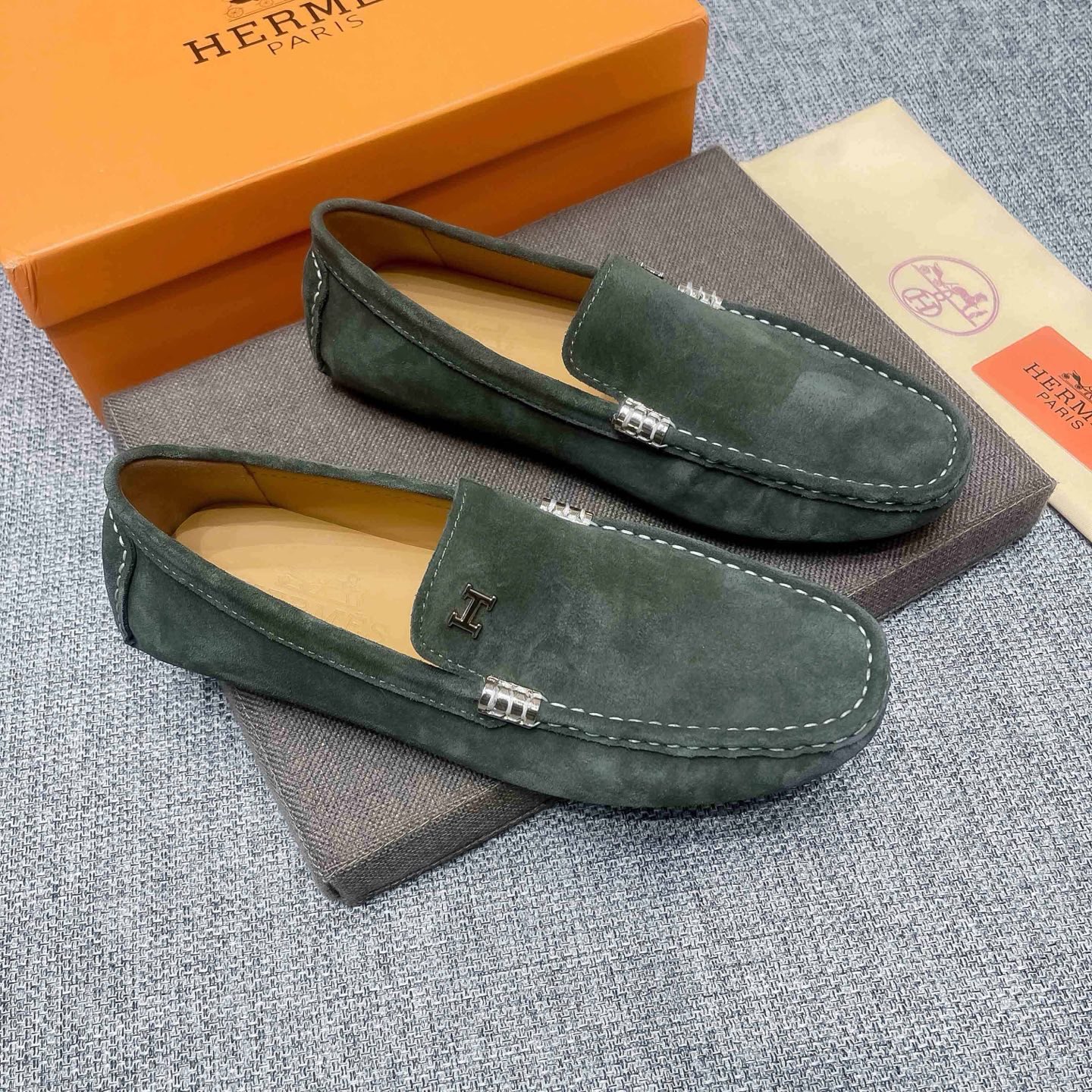 NO:756195,Actual price, (all pure cow lining) high-end beanie shoes, the official new model of Hermès, popular among Italian supermodels and aristocrats, Hermès is the leader in the fashion industry, unsurpassed, suitable for driving, leisure, white-collar workers, business men's first choice, the same style for celebrities, the upper is made of imported original high mercerized smooth cowhide, the original comfortable and breathable cow lining. The price of the French palace-level noble model is 19,918 Swiss francs, the Paris Fashion Week catwalk model, a brand can be deeply rooted in the heart.  , a pair of shoes can also make you linger, wearing it is not only noble, but also a standard of aura 37-47, hermes, hermes, cowhide19860909实价,(全纯牛里)高端豆豆鞋,爱马仕（Hermès）官方新款,意大利名模贵族们爆款,Hermès时尚界的佼佼者,无可超越,适合驾车,休闲,白领,商务男士首选,明星同款,鞋面采用进口原版高丝光绒牛皮,原版舒适透气牛里.法国殿堂级尊贵款售价19918瑞士法郎,法国巴黎时装周走秀款 ,一个品牌可以深植内心 ,一双鞋也可以让你流连忘返,穿出的不仅仅是尊贵,更是一种气场标准37-47,,hermes,hermes,cowhide,Men's shoes