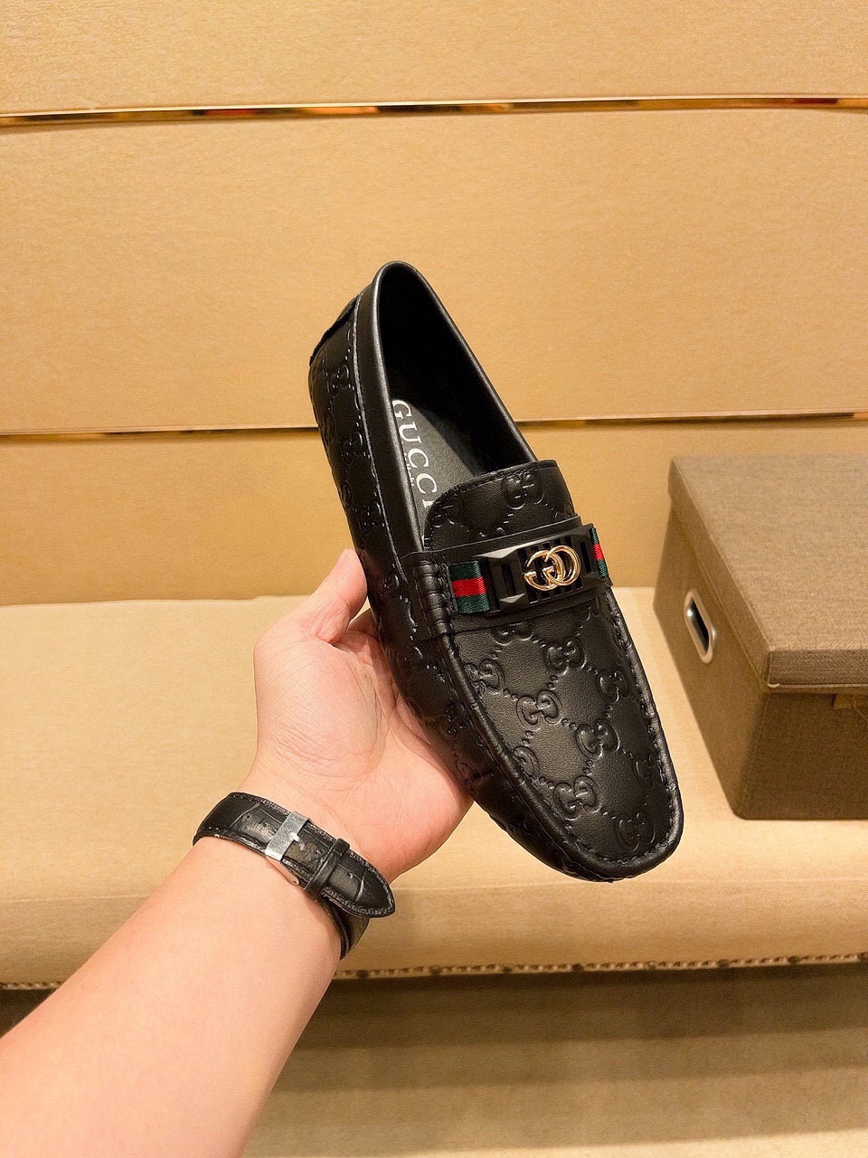 NO:756193,(actual price), brand GUCCI, Gucci official original authentic ~ Four Seasons Trendy Shoes' new flagship store, Gucci high-quality workmanship, upper: imported original pebbled cowhide, genuine non-fading cow lining, fashionable lazy business style design, casual loafers, running shoes are most suitable for young people. British fashion boots with original raw rubber wear-resistant outsole, absolutely high-end and high-end, suitable for drivers to drive  A must-have for trendy men, standard size 37-47, gucci, loafers, boots, cowhide19860909(实价),品牌GUCCI,古奇官方原版正品～四季潮鞋》专柜旗舰店新款,古奇优质做工,鞋面:进口原版荔枝纹牛皮、全真不掉色牛里,时尚懒人商务风设计,休闲乐福款,跑步鞋青年人最适合不过啦.英伦潮靴 配原版生胶耐磨大底,绝对高档上档次,司机驾车专用 潮男必备款,标准码37-47,,gucci,loafers,boots,cowhide,Men's shoes